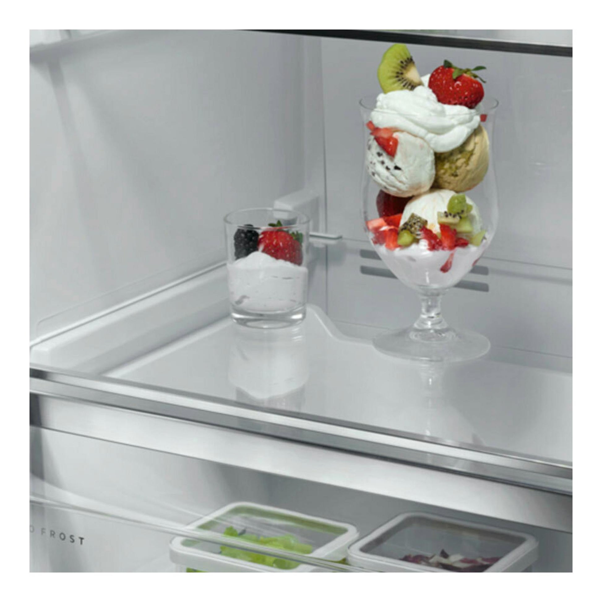 Interior de congelador AEG OAG7M281EX inox con copas de helado y cajones transparentes.