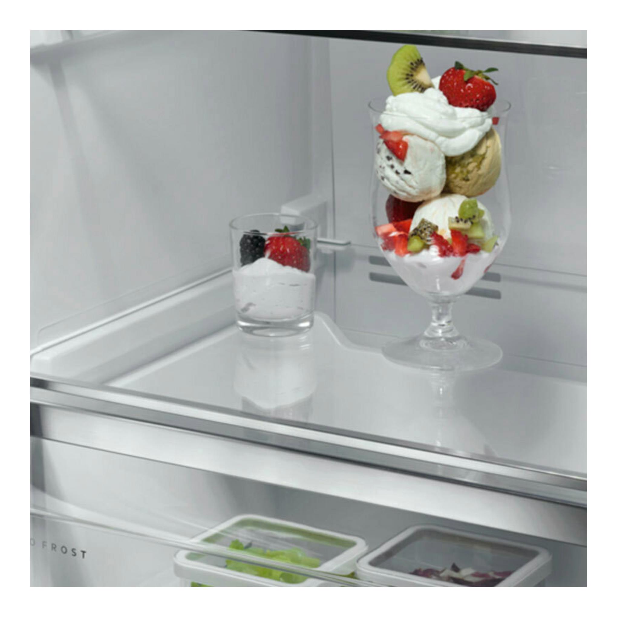 Interior de congelador AEG OAG7M281EX inox con copas de helado y cajones transparentes.