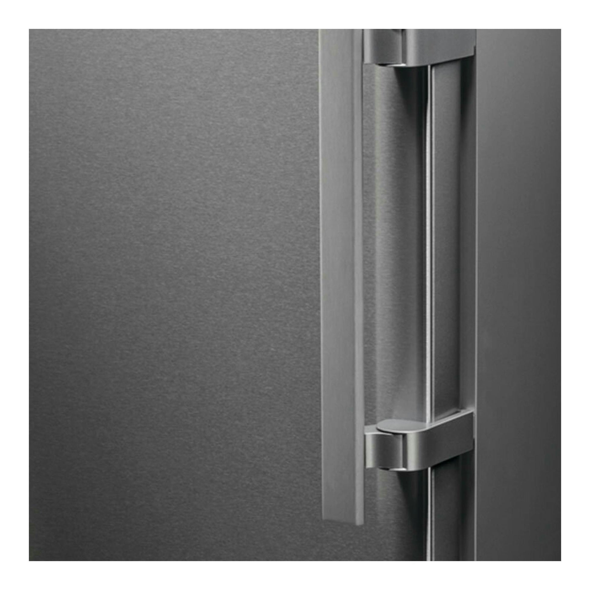 AEG OAG7M281EX, detalle en primer plano de la puerta y asa de un congelador inox.