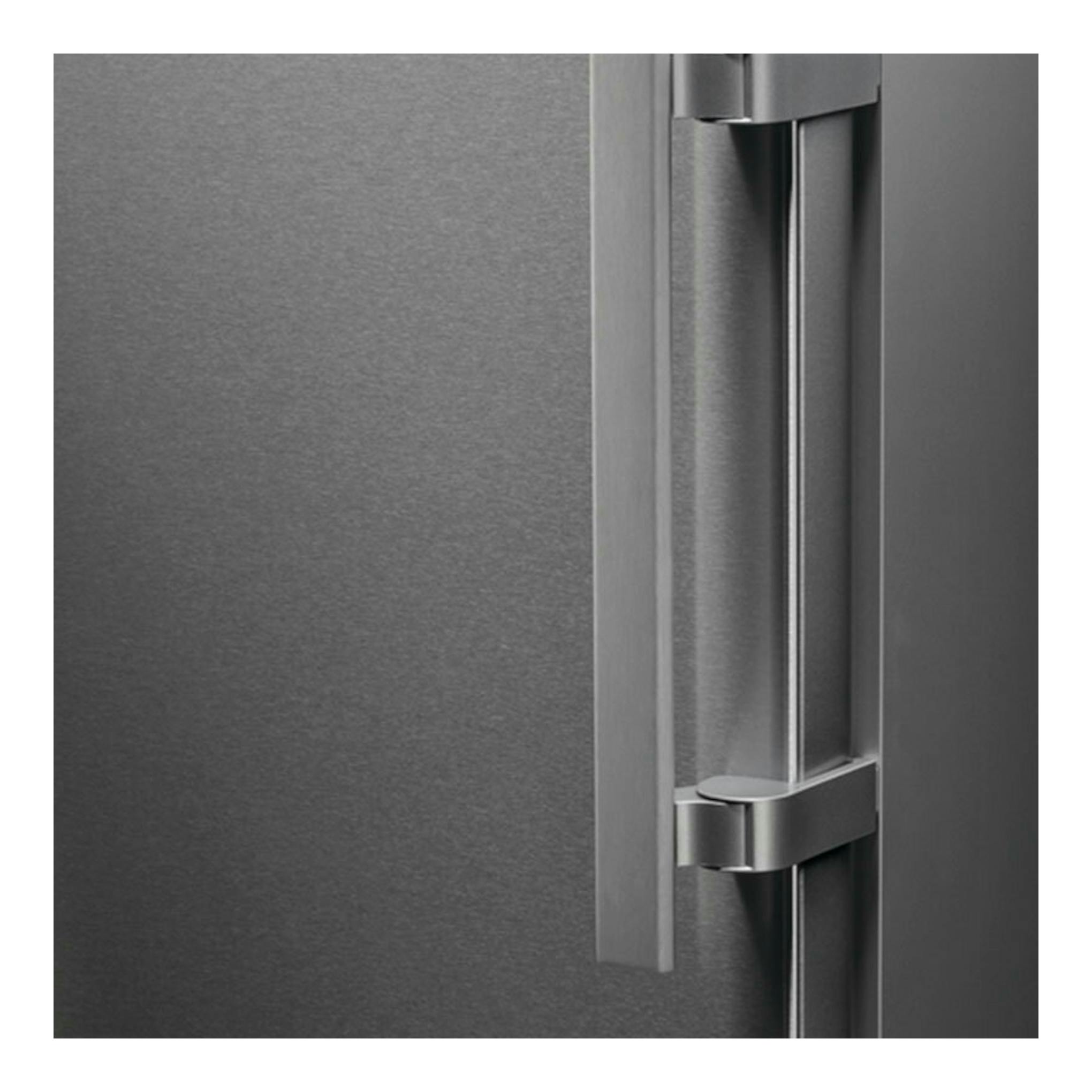 Congelador AEG OAG7M281EX en acero inoxidable, vista de cerca del tirador vertical de la puerta.