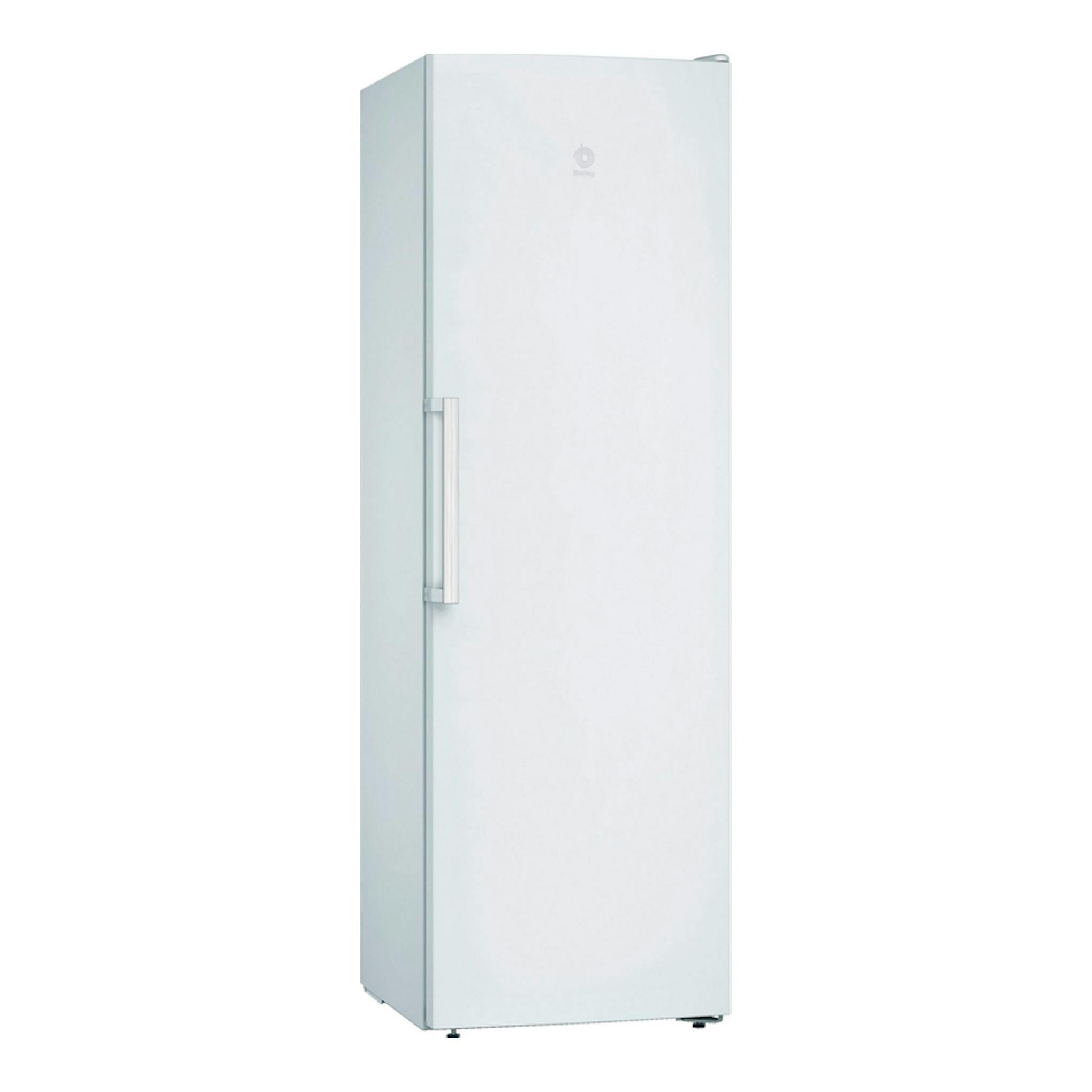Congelador vertical Balay blanco, vista frontal ligeramente en ángulo, con tirador lateral.