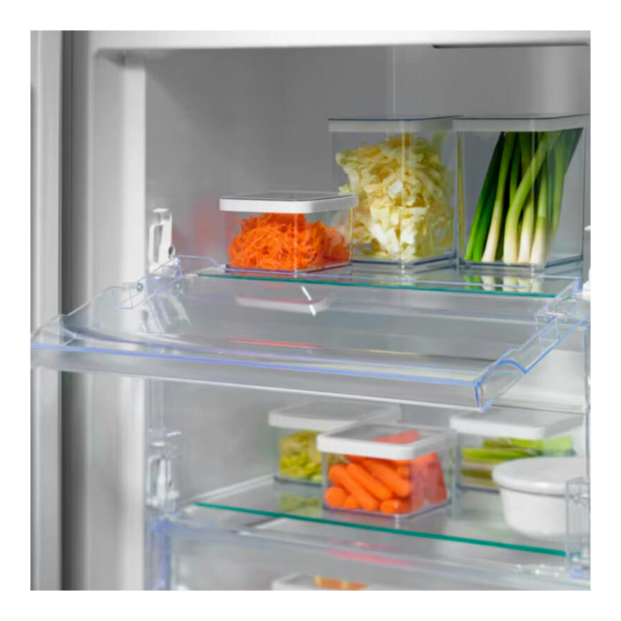 Interior de congelador Electrolux LUT6NE28W blanco, con cajones transparentes y verduras.
