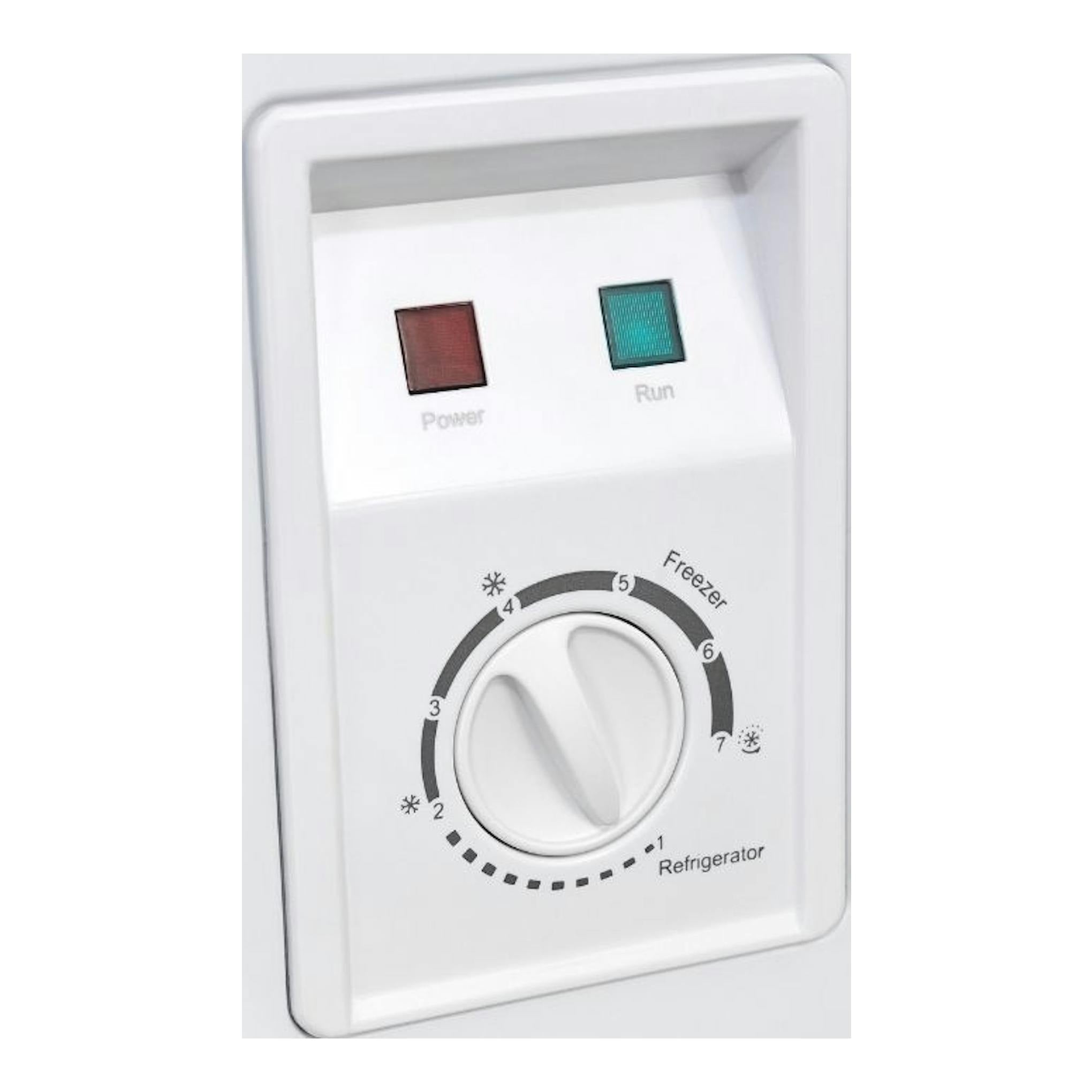 Panel blanco del congelador Exquisit GT100-050E, con luces Power/Run y dial Freezer/Refrigerator.