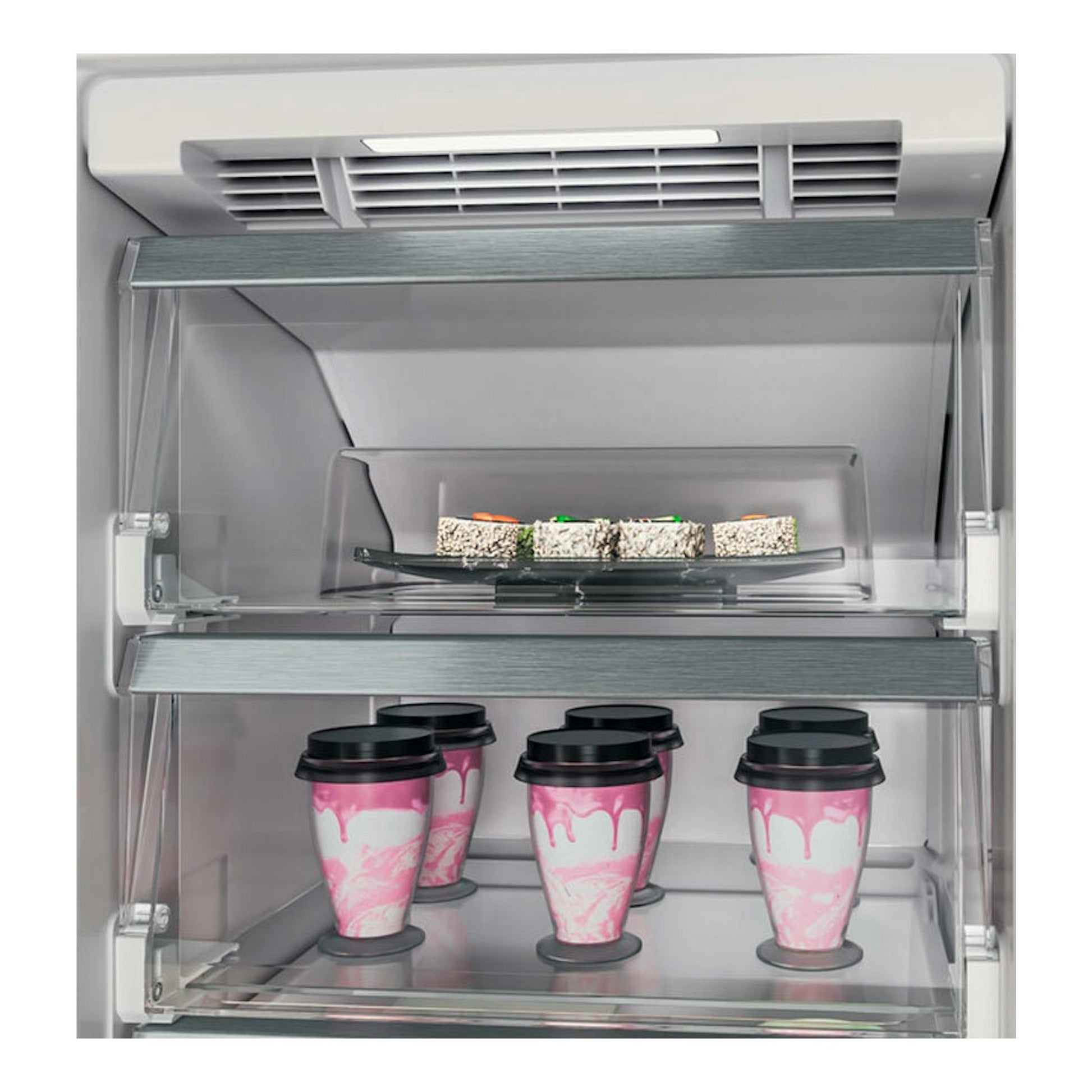 Congelador integrable Whirlpool WHSD18F073C1, vista frontal del interior con cajones transparentes y vasos helados.