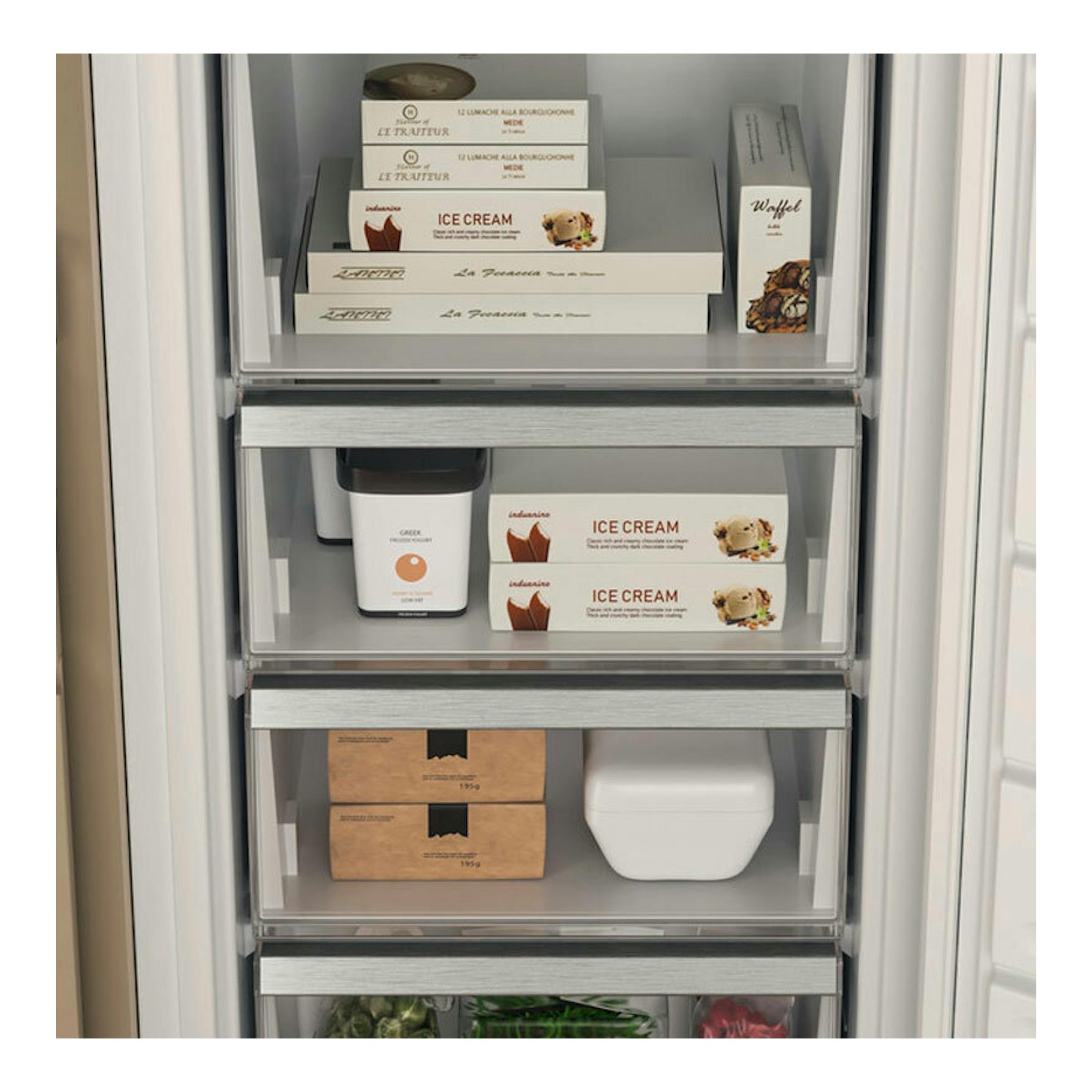 Congelador integrable Whirlpool WHSD18F073C1 abierto, con cajones transparentes y envases de alimentos.