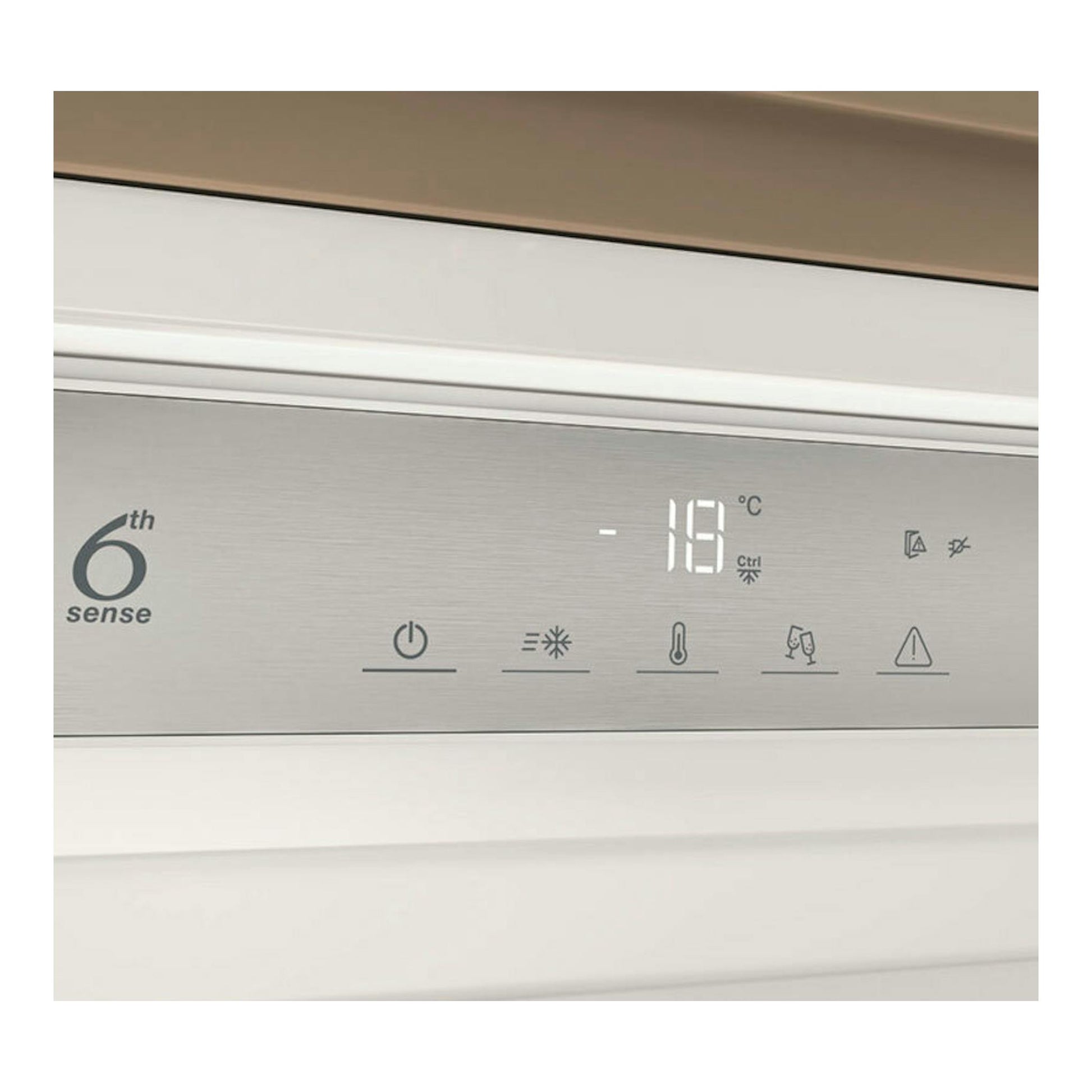 Primer plano frontal del panel de un congelador integrable Whirlpool WHSD18F073C1, con display a -18 °C.