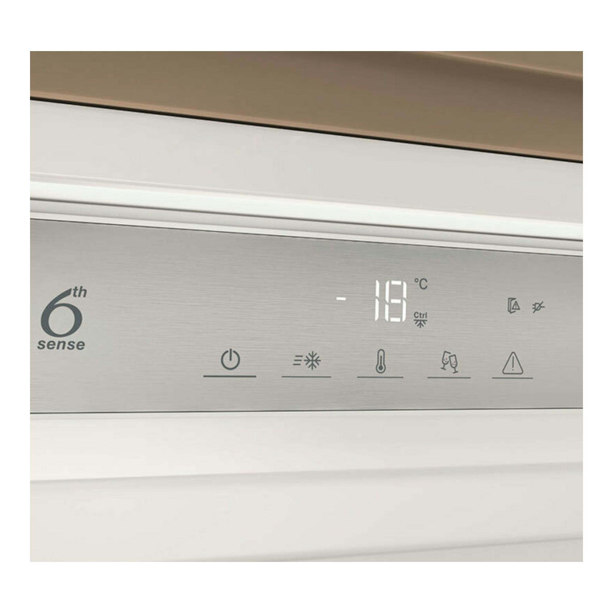 Primer plano frontal del panel de un congelador integrable Whirlpool WHSD18F073C1, con display a -18 °C.