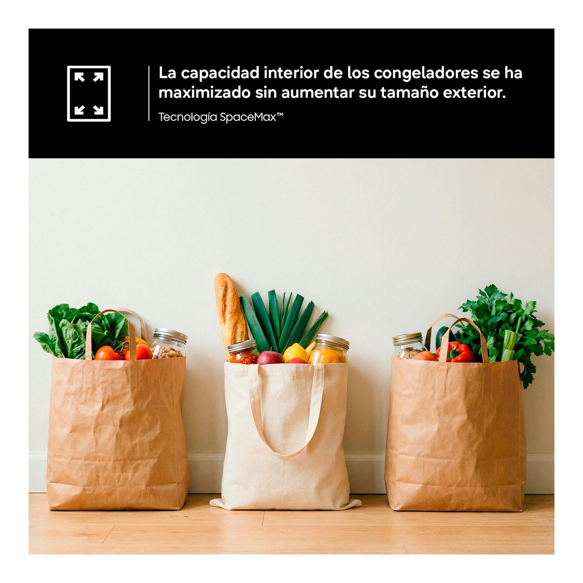 Samsung RZ40H32PETEF: banner de SpaceMax con tres bolsas de compra con alimentos frente a una pared blanca.