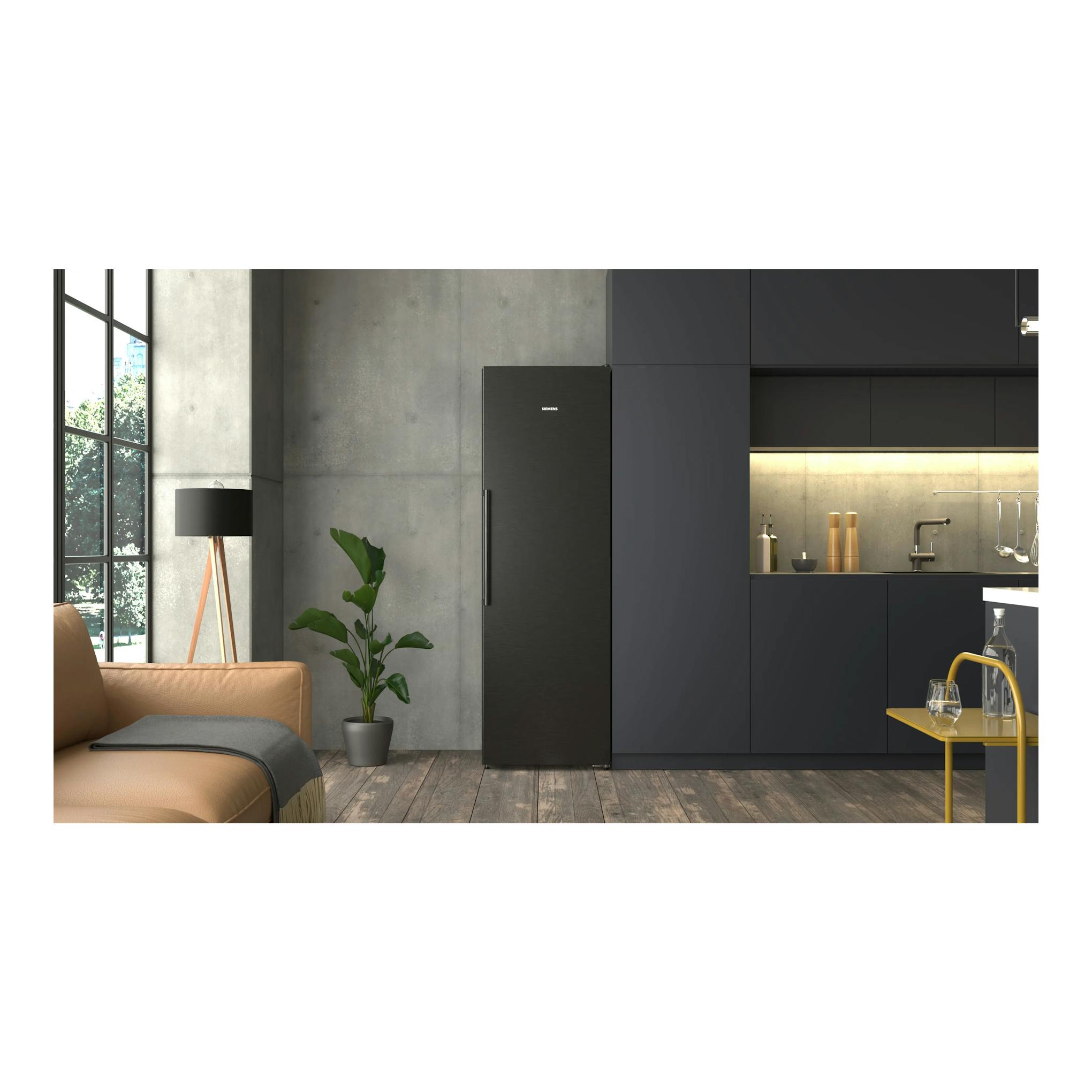 Congelador Siemens GS36NAXCG negro, vista frontal en cocina moderna.