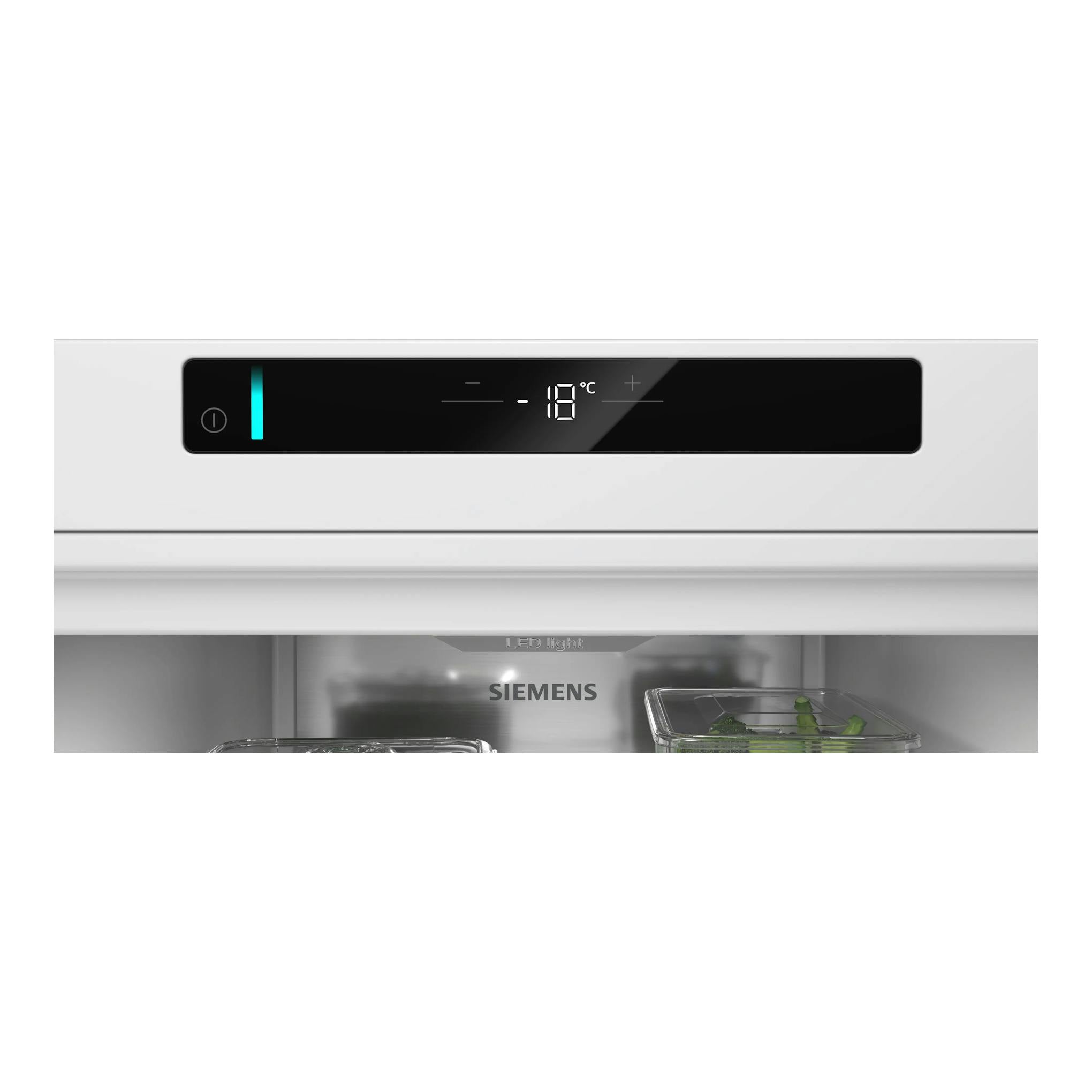 Congelador Siemens GS36NAXCG blanco, vista frontal, panel digital negro y compartimento interior abierto.
