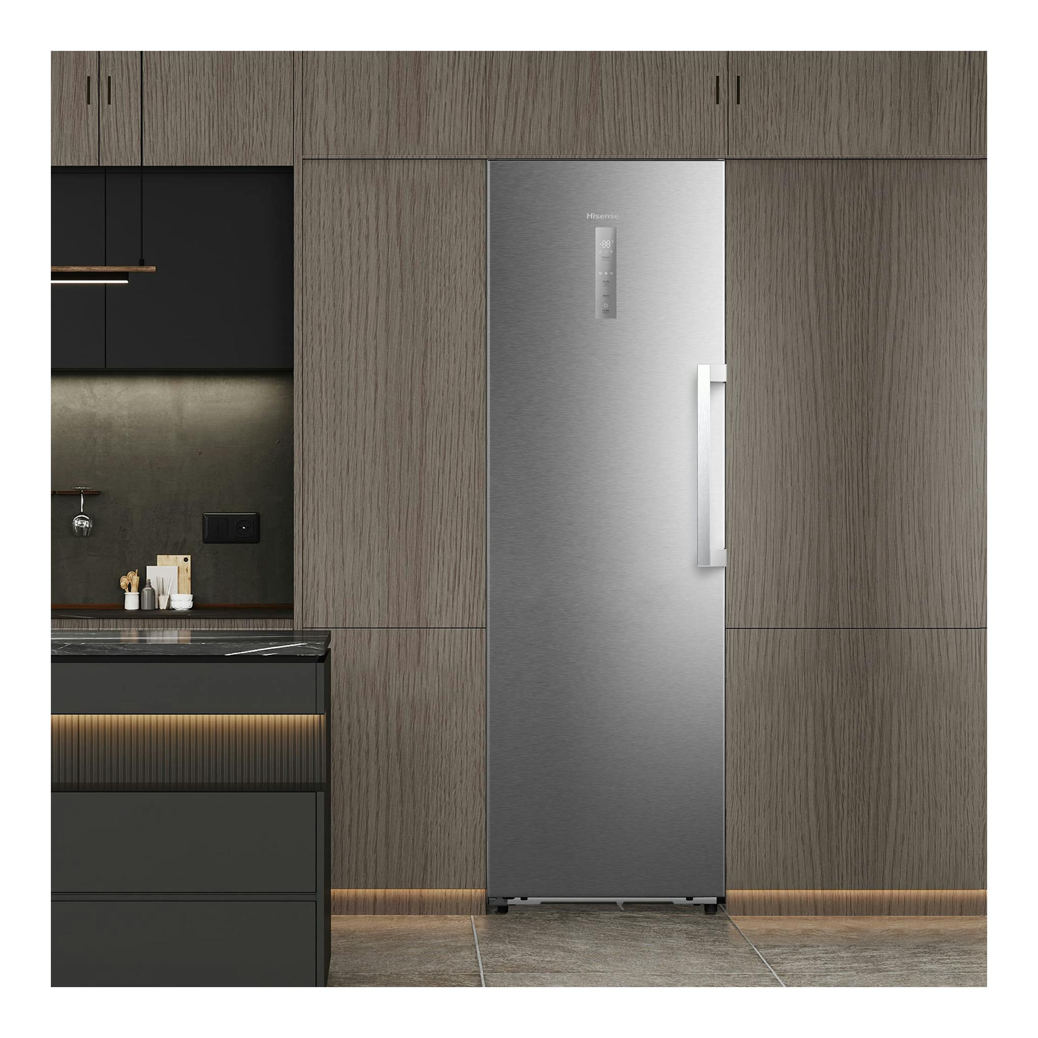 Congelador vertical Hisense FT3K310SAIE1 de inox, vista frontal en cocina empotrada.