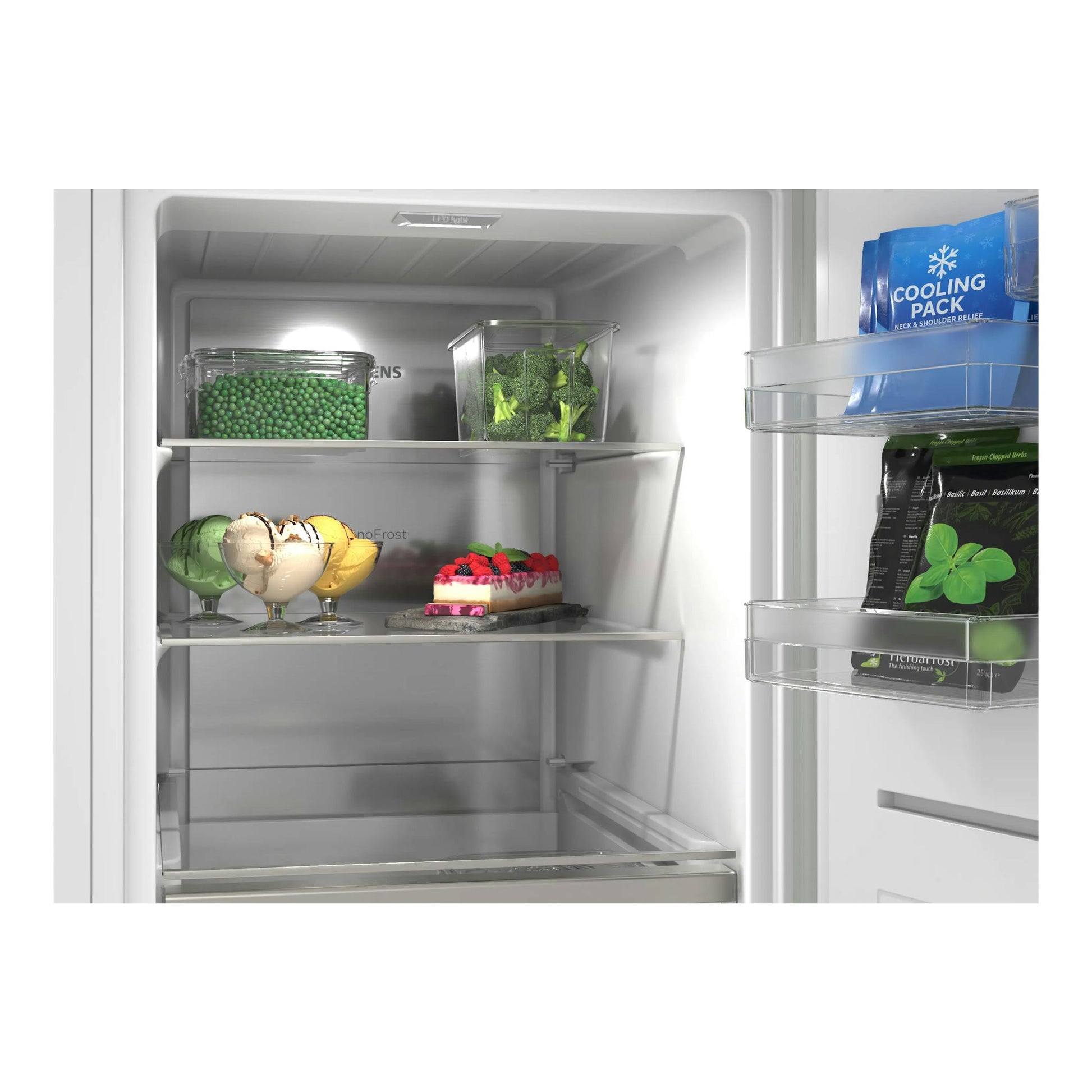 Interior de congelador vertical Siemens GS36NVWDG blanco, con estantes, cestas y alimentos congelados.