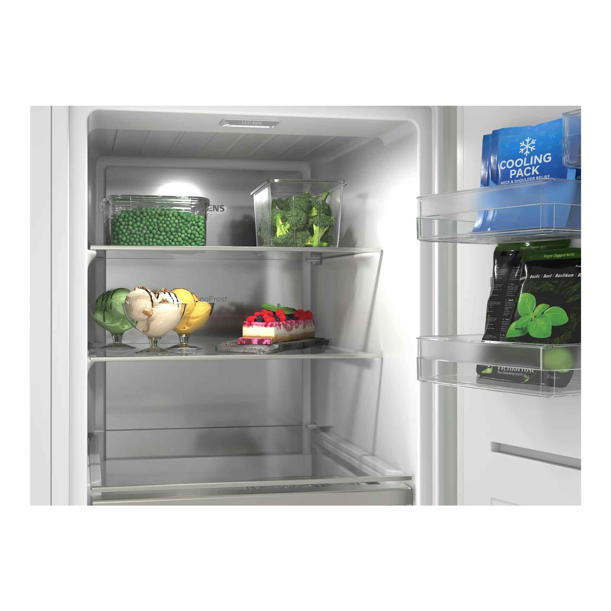 Interior de congelador vertical Siemens GS36NVWDG blanco, con estantes, cestas y alimentos congelados.