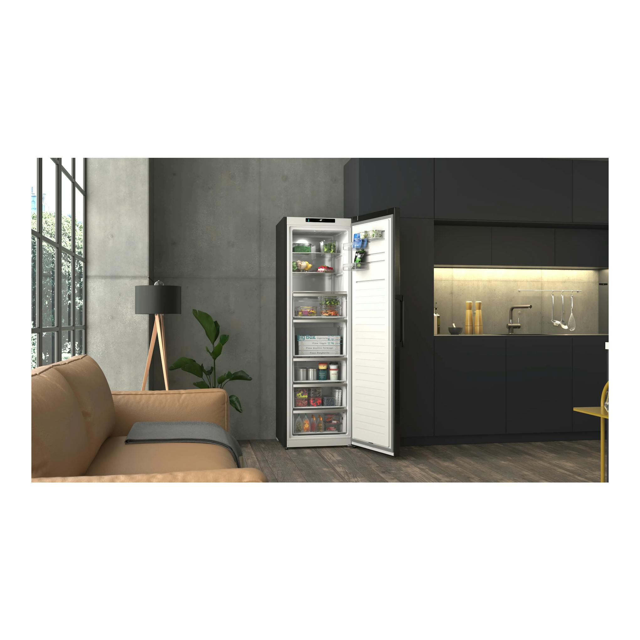 Congelador vertical Siemens GS36NVXCG negro, visto de frente con la puerta abierta en una cocina moderna.