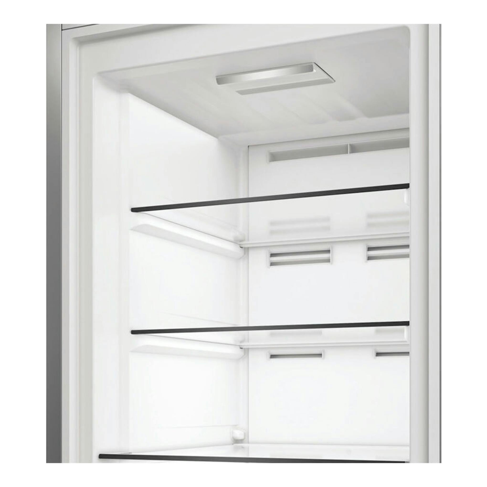 Interior de congelador Whirlpool WHMFF 6312 W4E blanco, vista frontal con baldas y rejillas.
