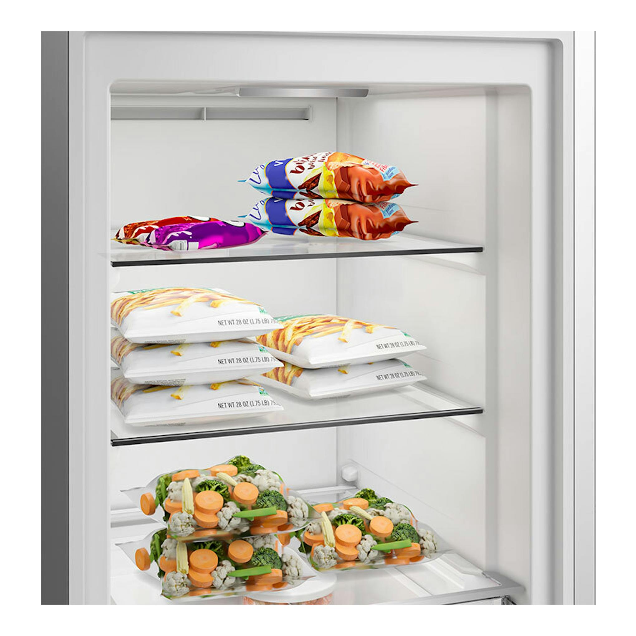 Interior de congelador Whirlpool WHMFF 6312 XP4 inox, vista frontal, con bolsas de alimentos en estantes.