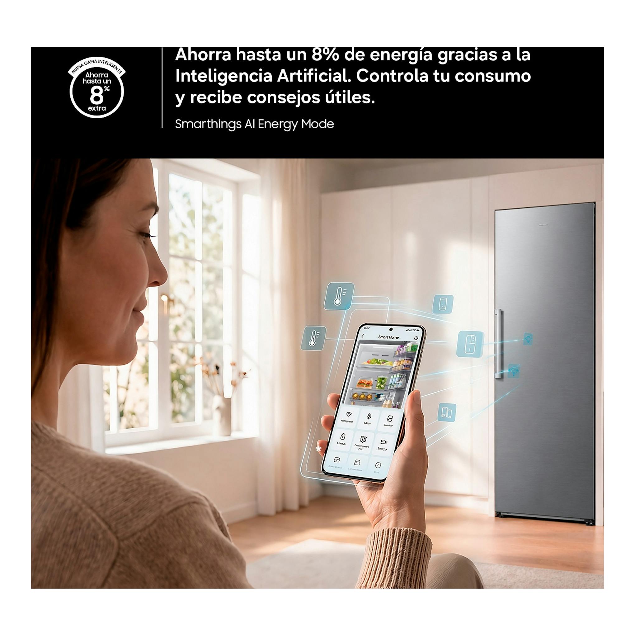 Samsung RR70H39CDFEF: frigorífico de una puerta plateado en vista frontal, con mujer usando un móvil.