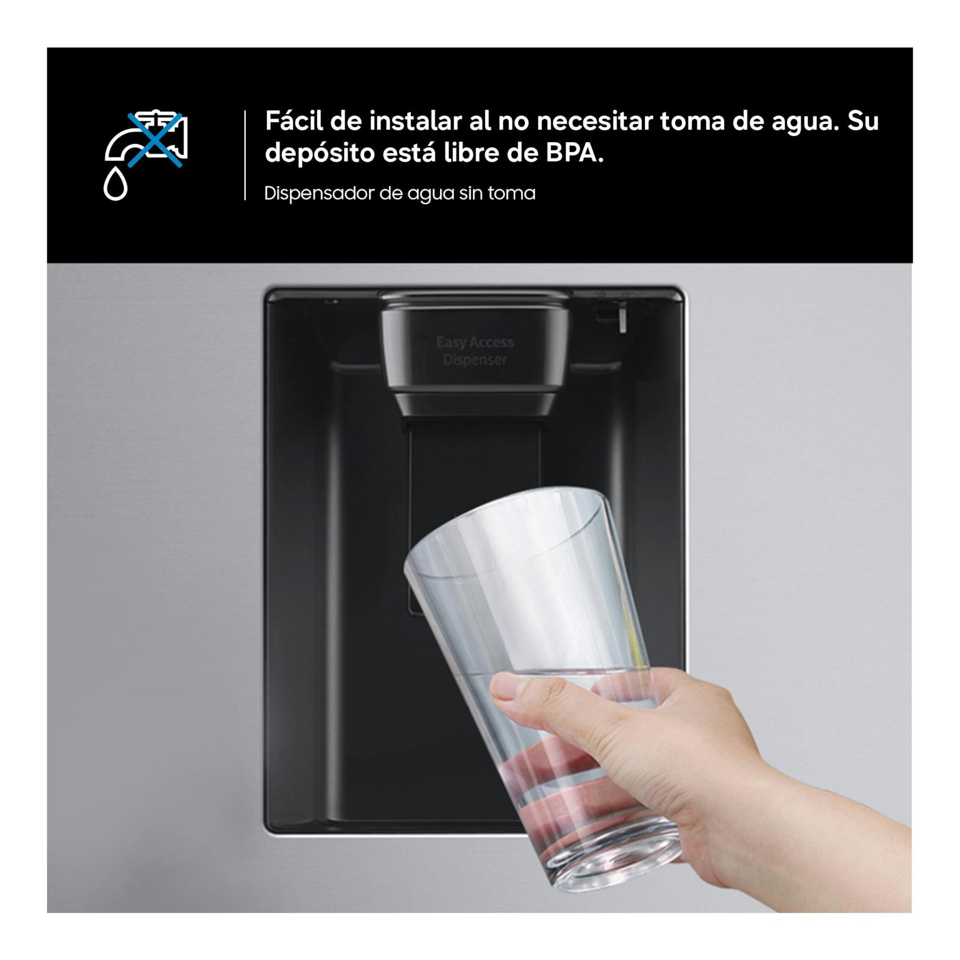 Dispensador de agua negro en frigorífico Samsung RR70H39DCFEF, vista frontal, con un vaso bajo el grifo.