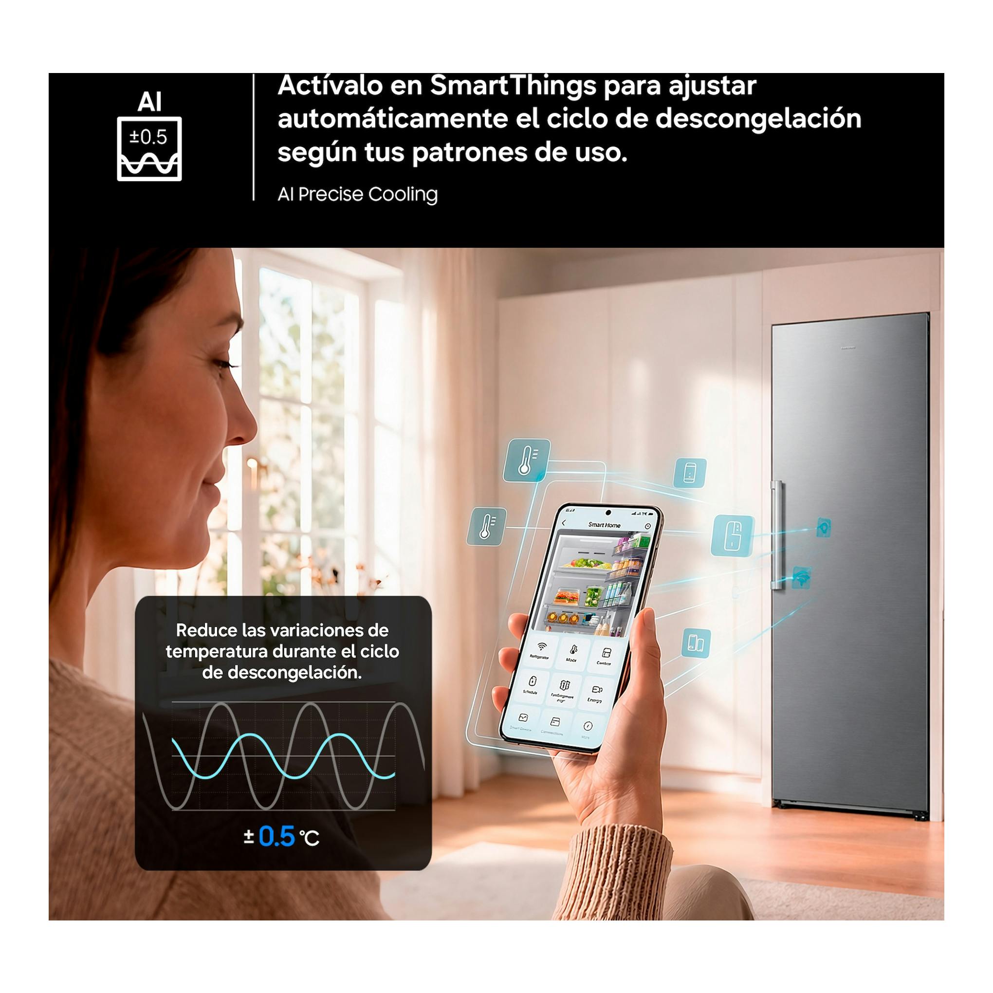 Frigorífico Samsung RR70H39FEVEF gris, vista frontal, junto a una mujer con móvil en un salón-cocina.