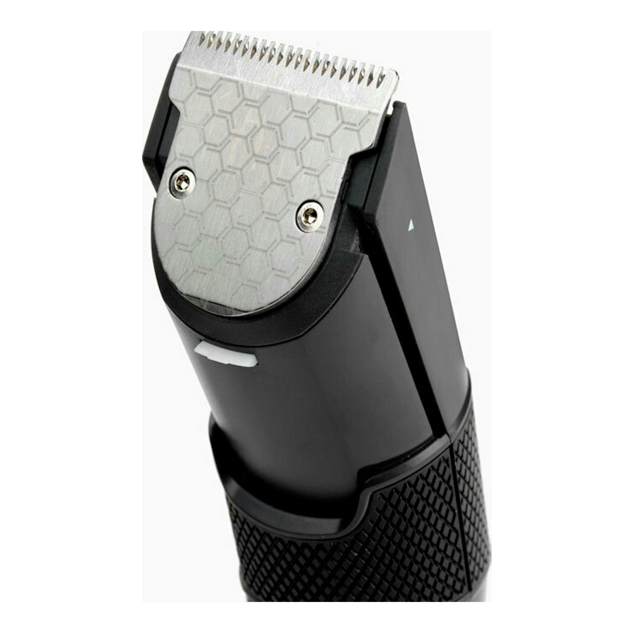 Cortapelo Babyliss E756E negro, vista frontal en ángulo, con cuchilla plateada sobre fondo blanco.