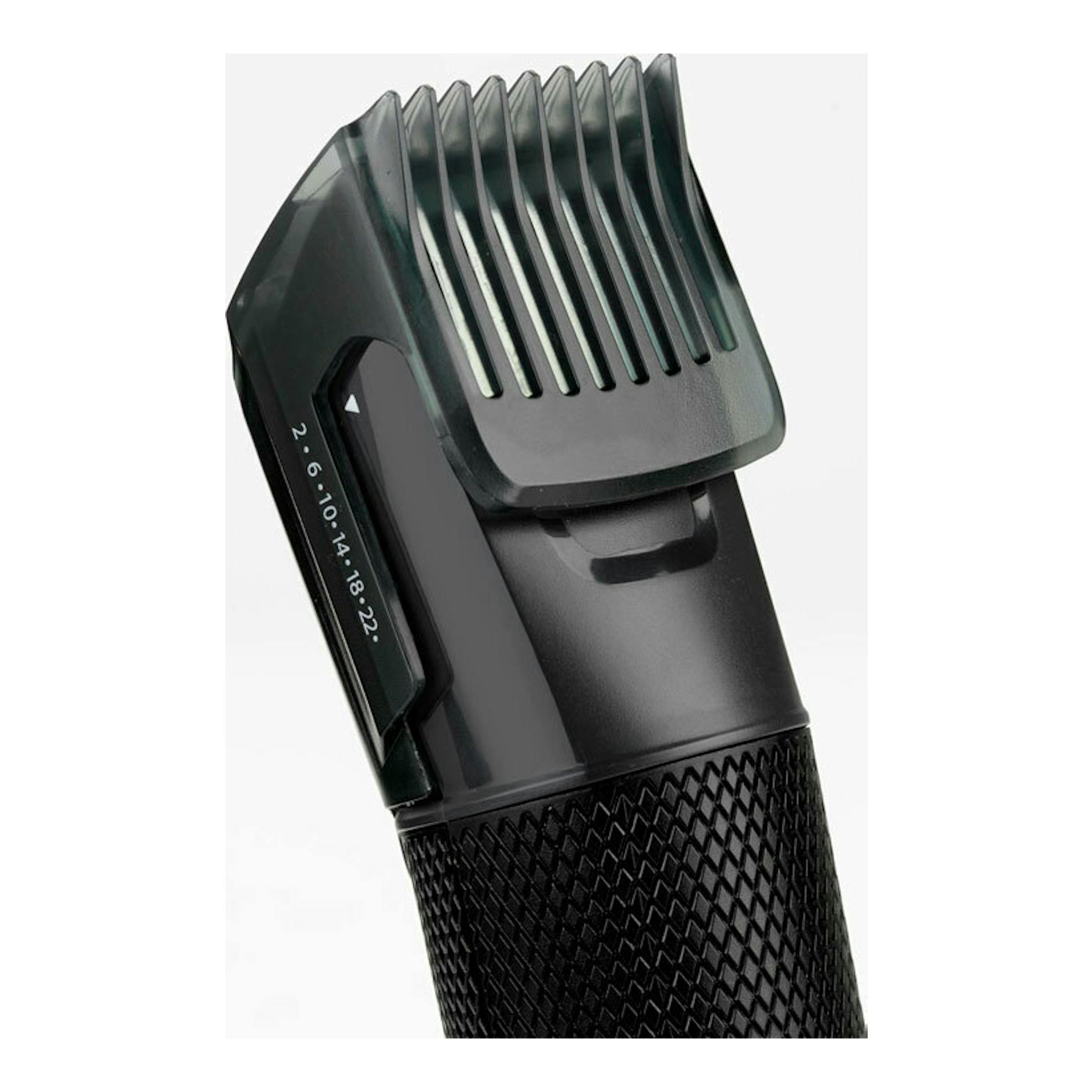 Cortapelo Babyliss E756E negro, vista frontal en ángulo de un peine-guía ajustable.