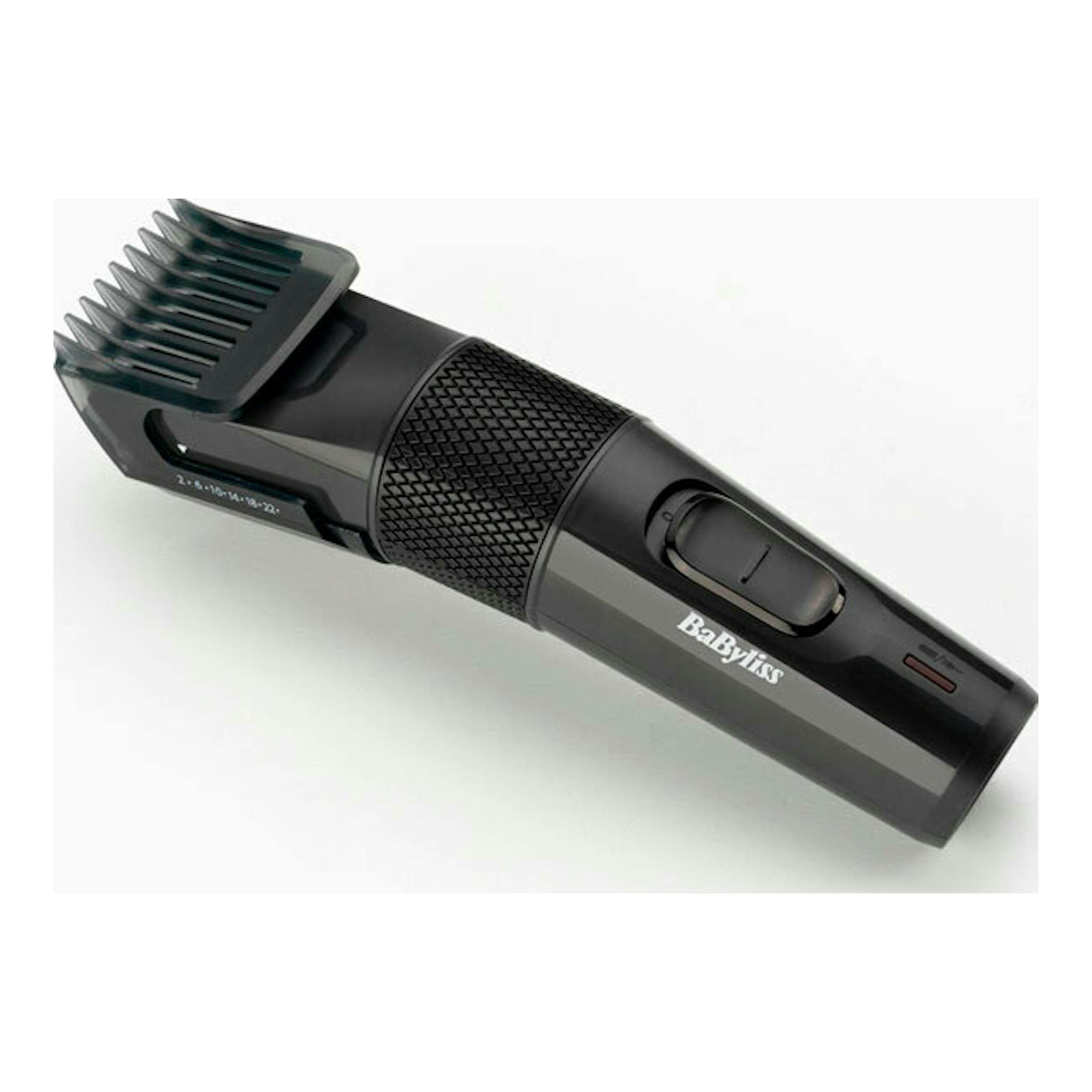 Cortapelo Babyliss E756E negro, en vista lateral inclinada, con peine guía acoplado sobre fondo blanco.