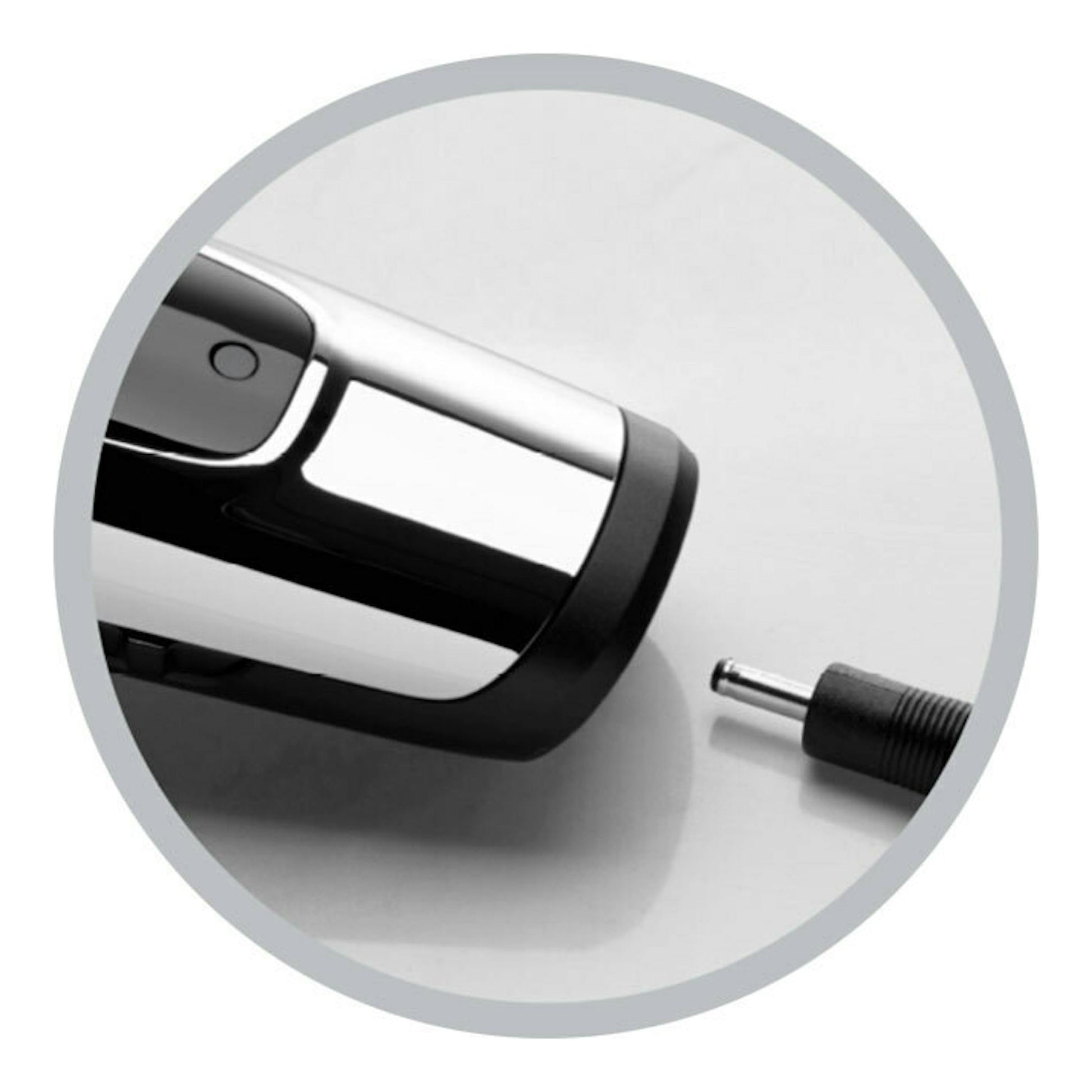 Cortapelos Remington HC450 cromado y negro, vista parcial en primer plano con cable y conector.