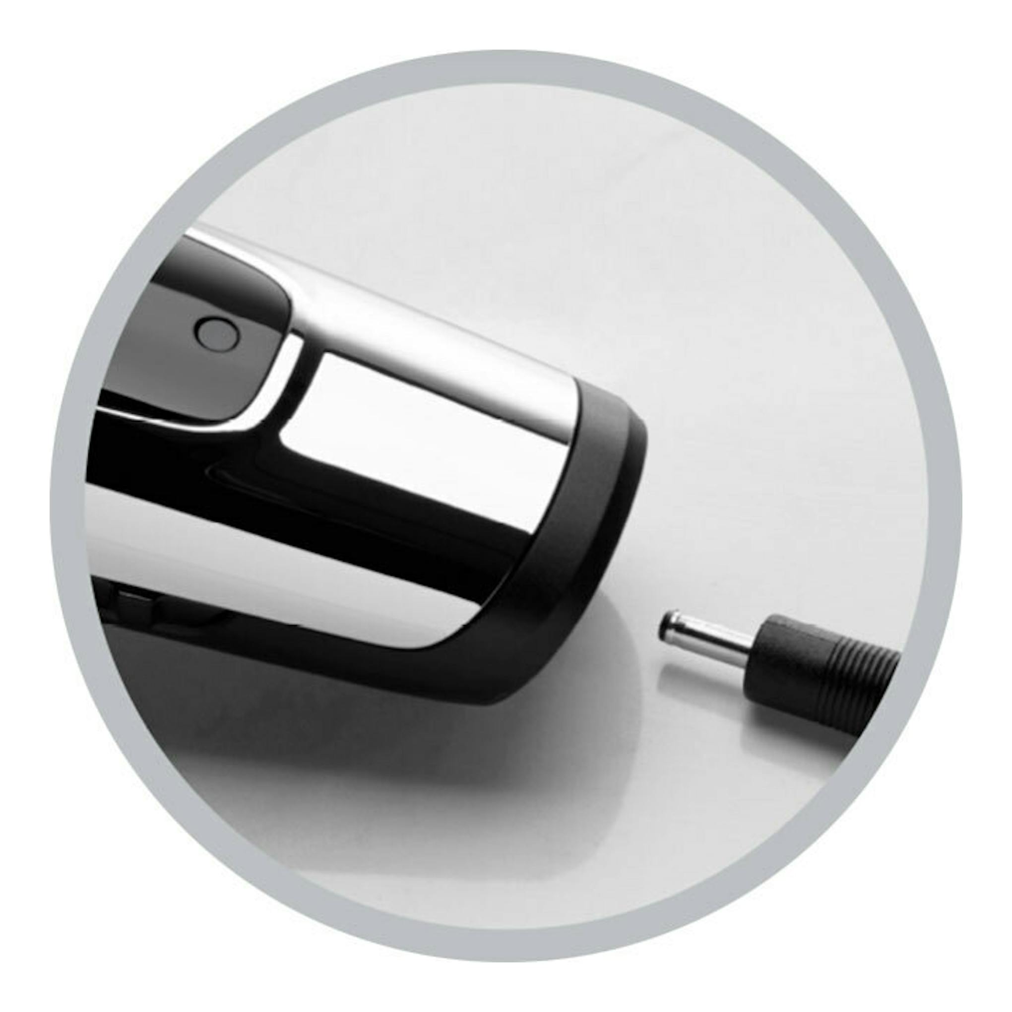 Cortapelos Remington HC450 cromado y negro, vista parcial en primer plano con cable y conector.