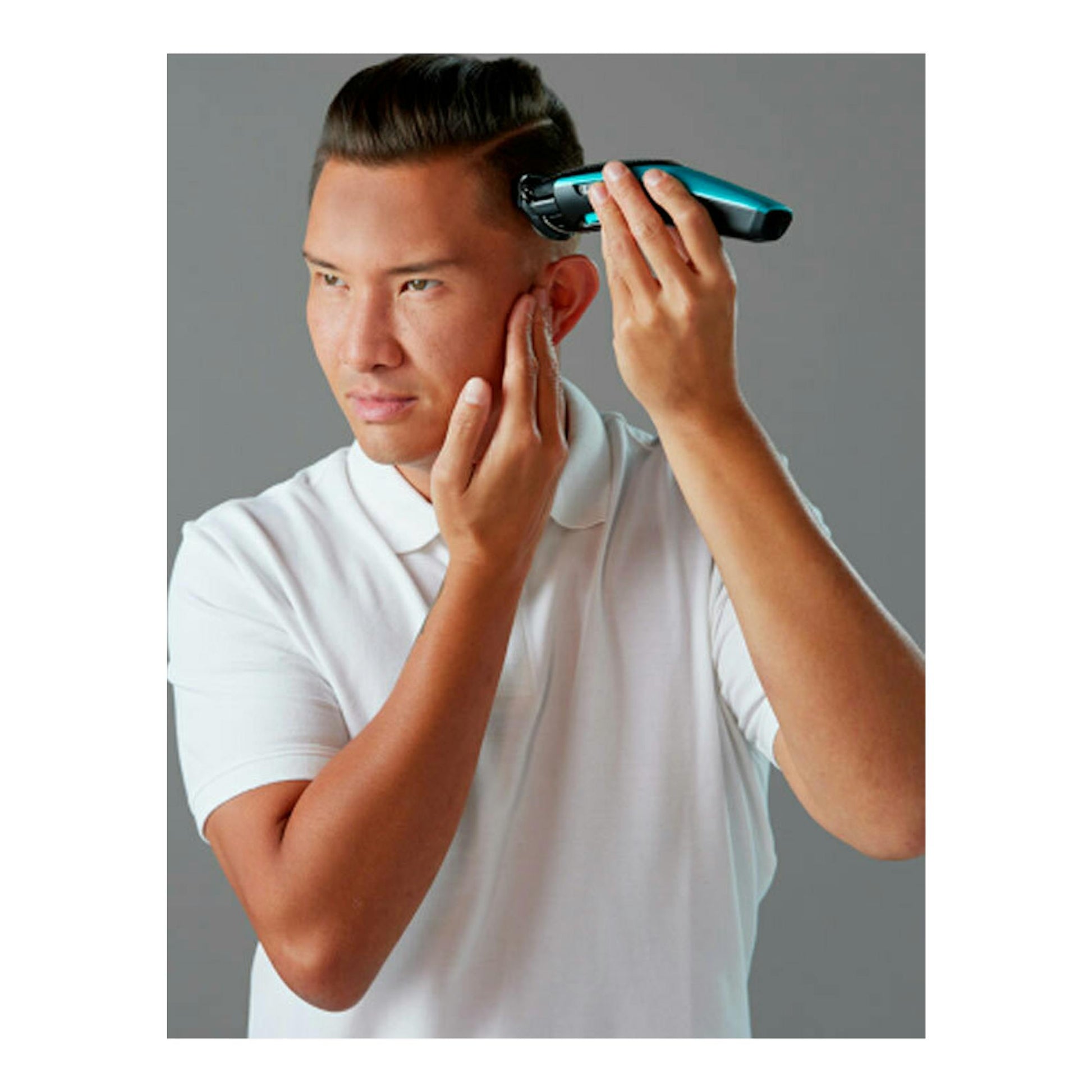 Cortapelos Remington HC5000 azul en uso, hombre perfilando el cabello de lado.