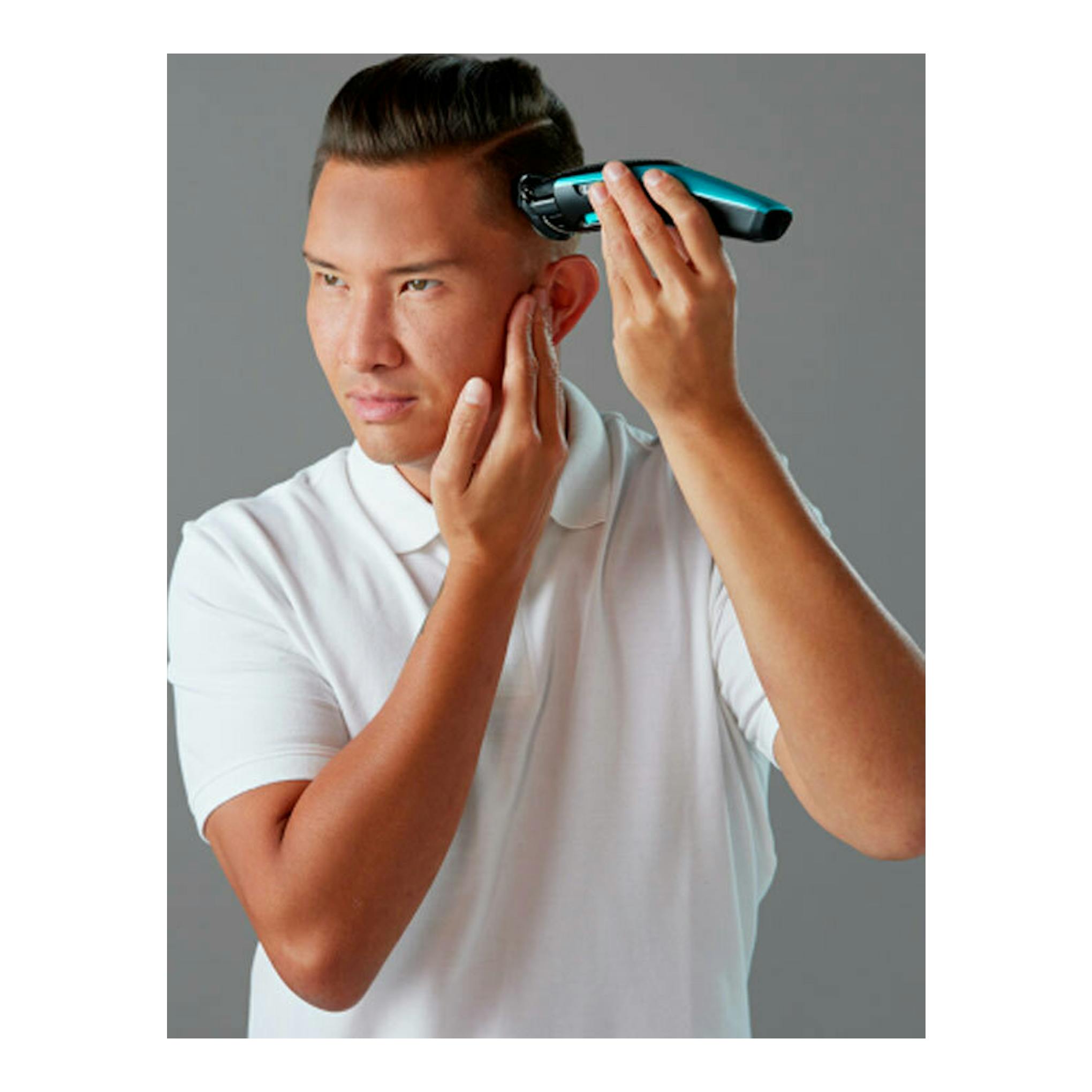 Cortapelos Remington HC5000 azul en uso, hombre perfilando el cabello de lado.