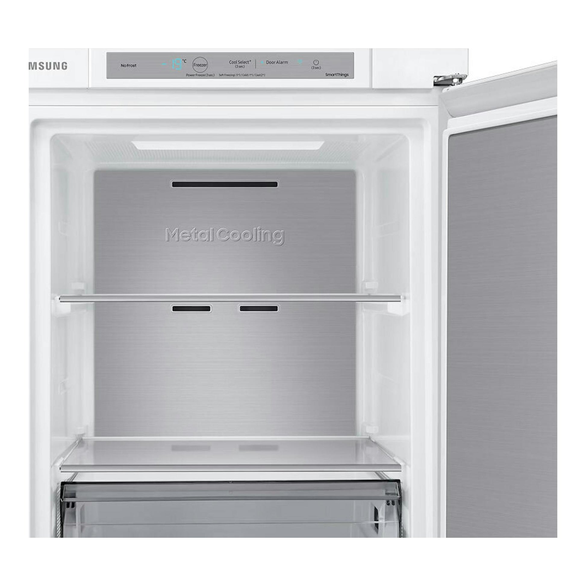 Congelador integrable Samsung BRZ22700EWW/EF, puerta abierta, vista frontal del interior blanco y panel metálico.