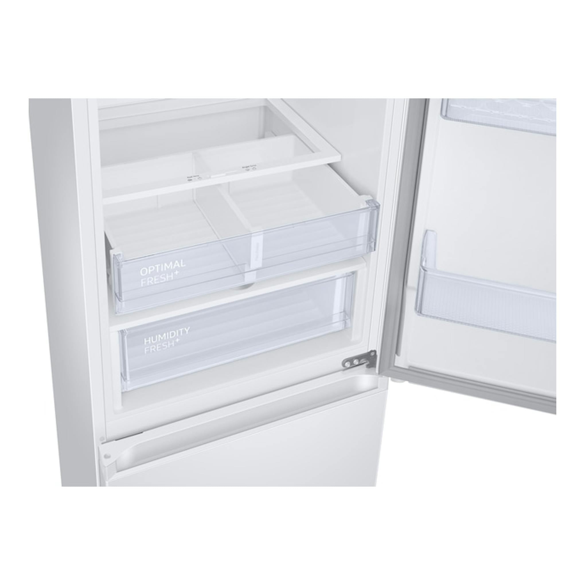 Frigorífico combi Samsung RB34C605CWW/EF en vista interior, con cajones transparentes y puerta abierta.