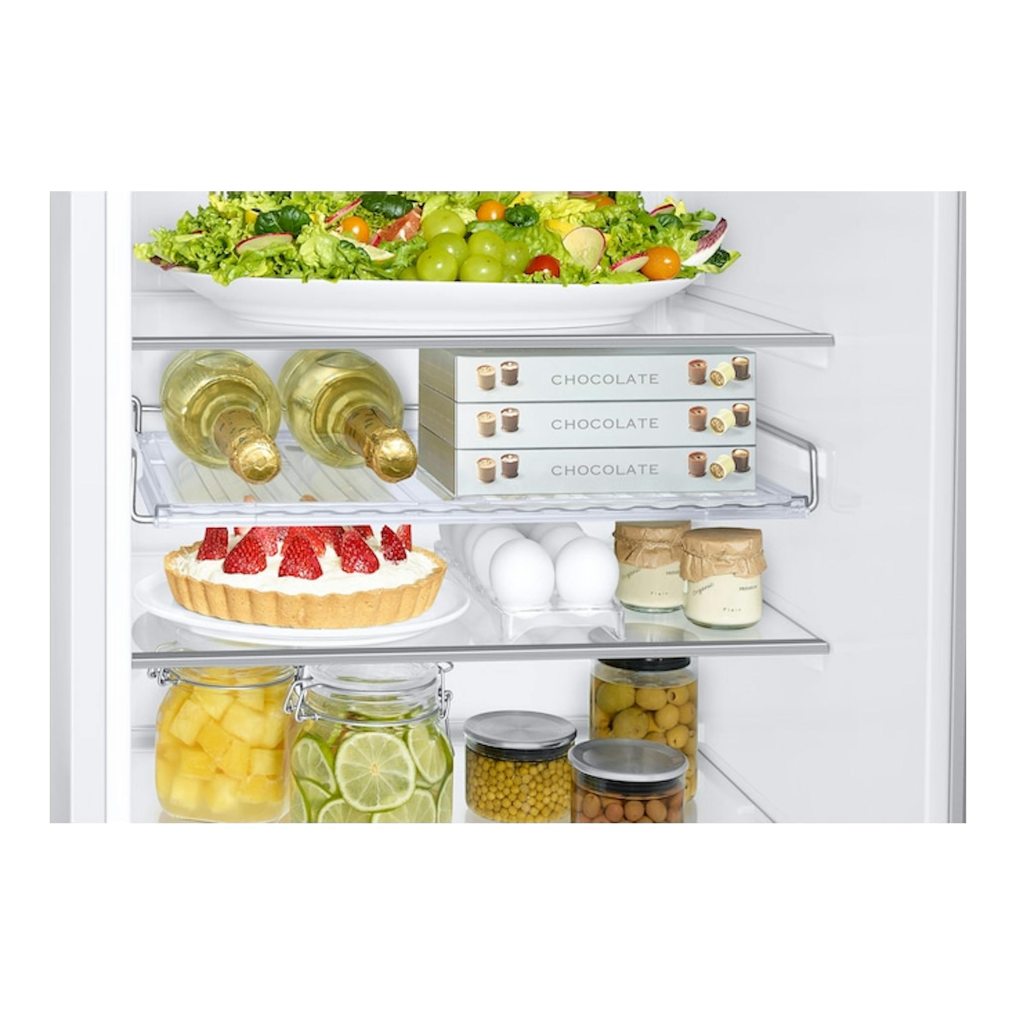 Interior de frigorífico Samsung RB34C605CWW/EF blanco, vista frontal con estantes y alimentos.