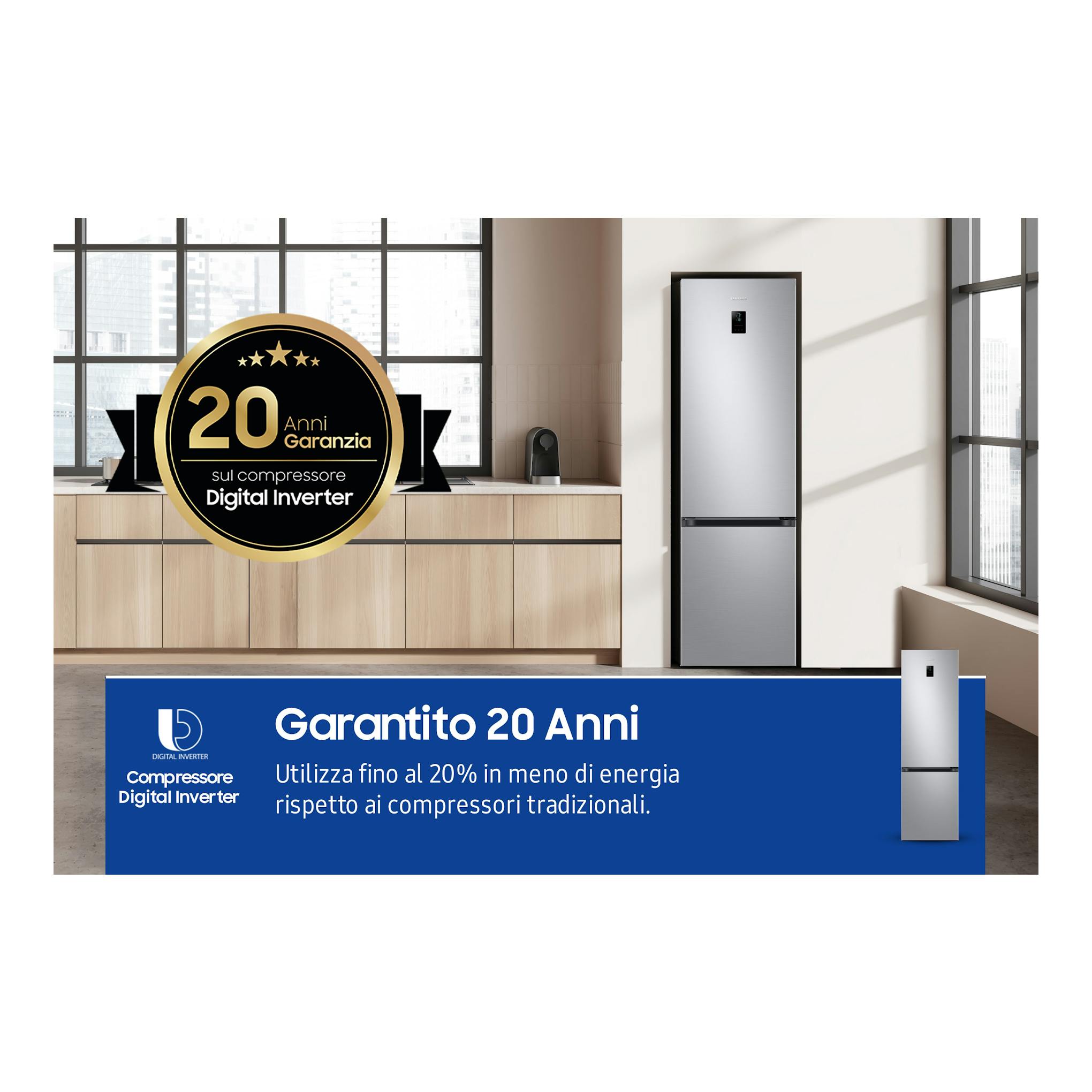Frigorífico combi Samsung plateado, vista frontal, con panel digital en la puerta.