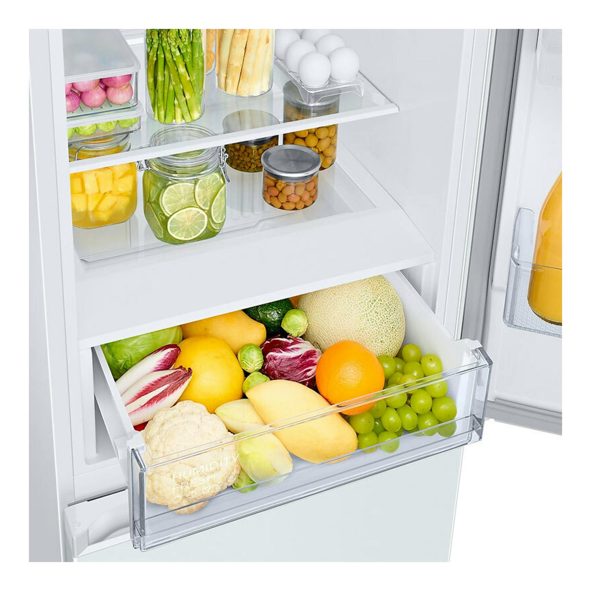 Interior de frigorífico Samsung RB34C672EWW/EF blanco, vista frontal, con estantes, huevos, tarros, fruta y verduras.