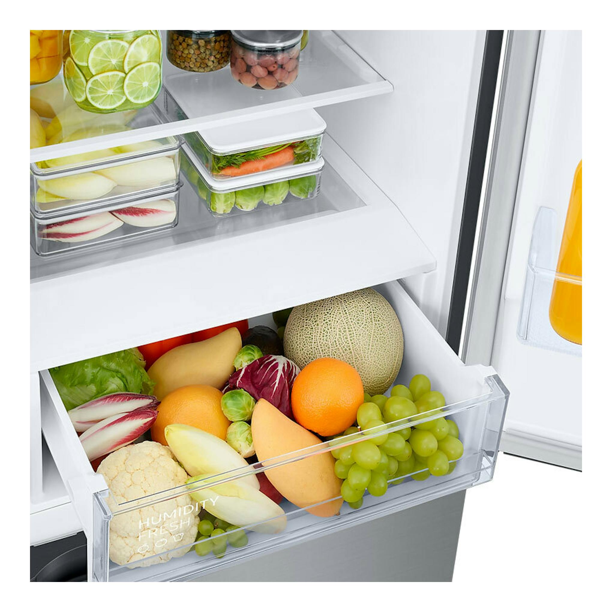 Interior frontal de frigorífico combi Samsung RB38C600ESA/EF inox, con cajón de frutas y verduras.