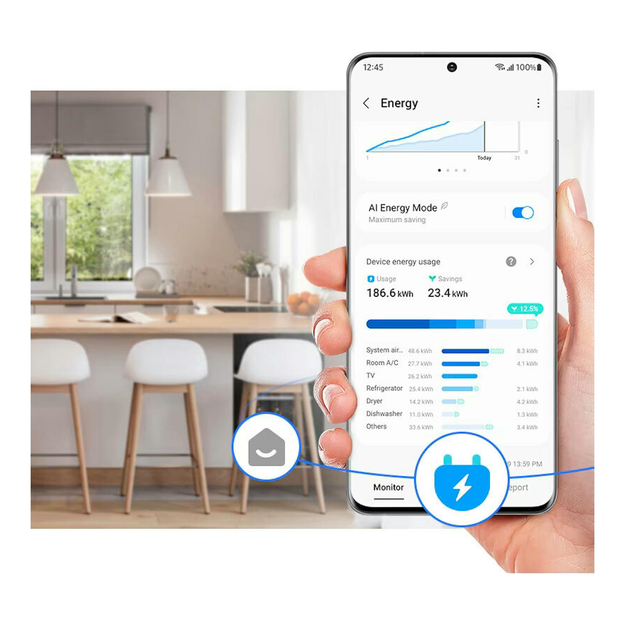 Mano sosteniendo un móvil con una app de energía, frente a una cocina desenfocada.