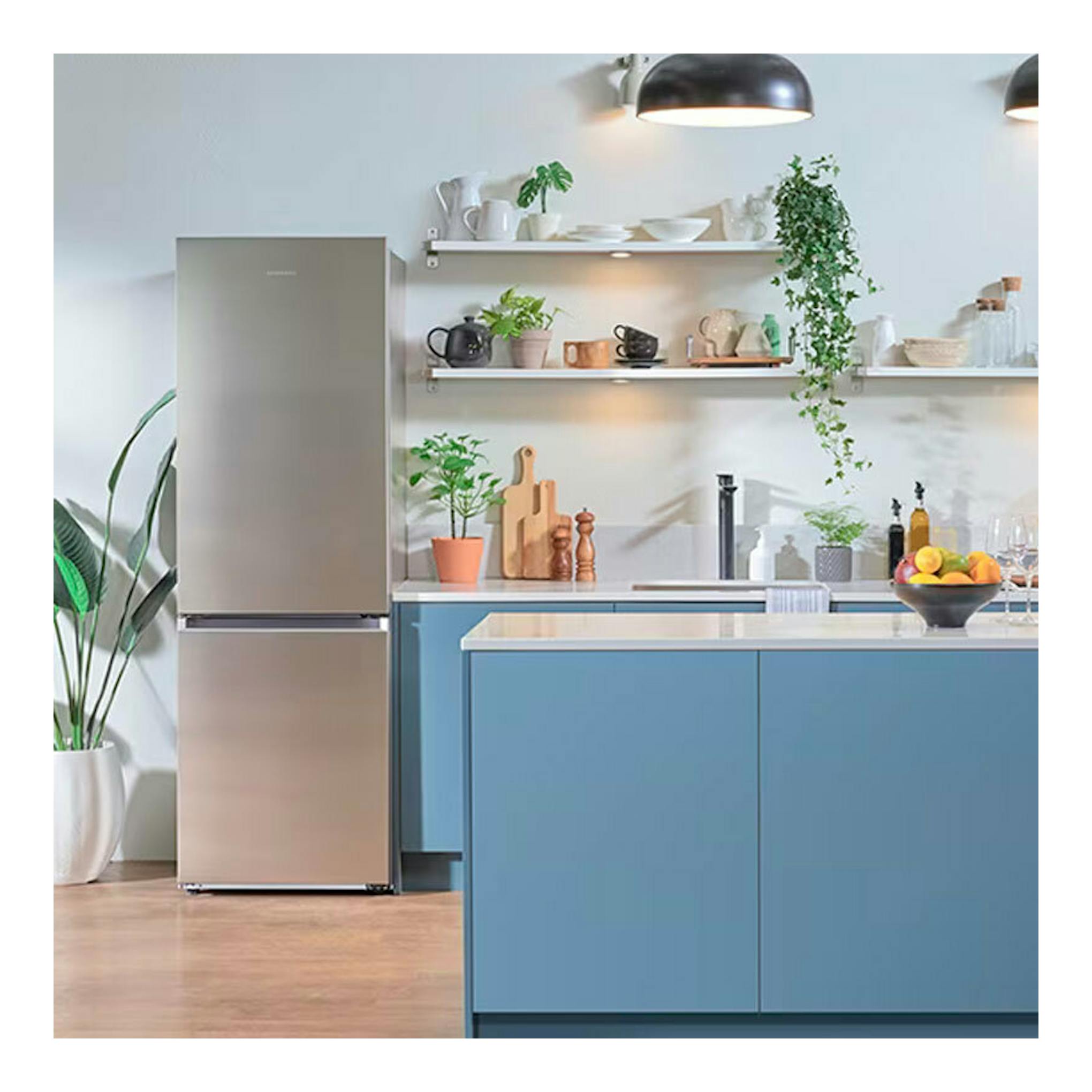 Frigorífico combi Samsung RB38C603CS9/EF inox, vista frontal, en cocina con muebles azules.