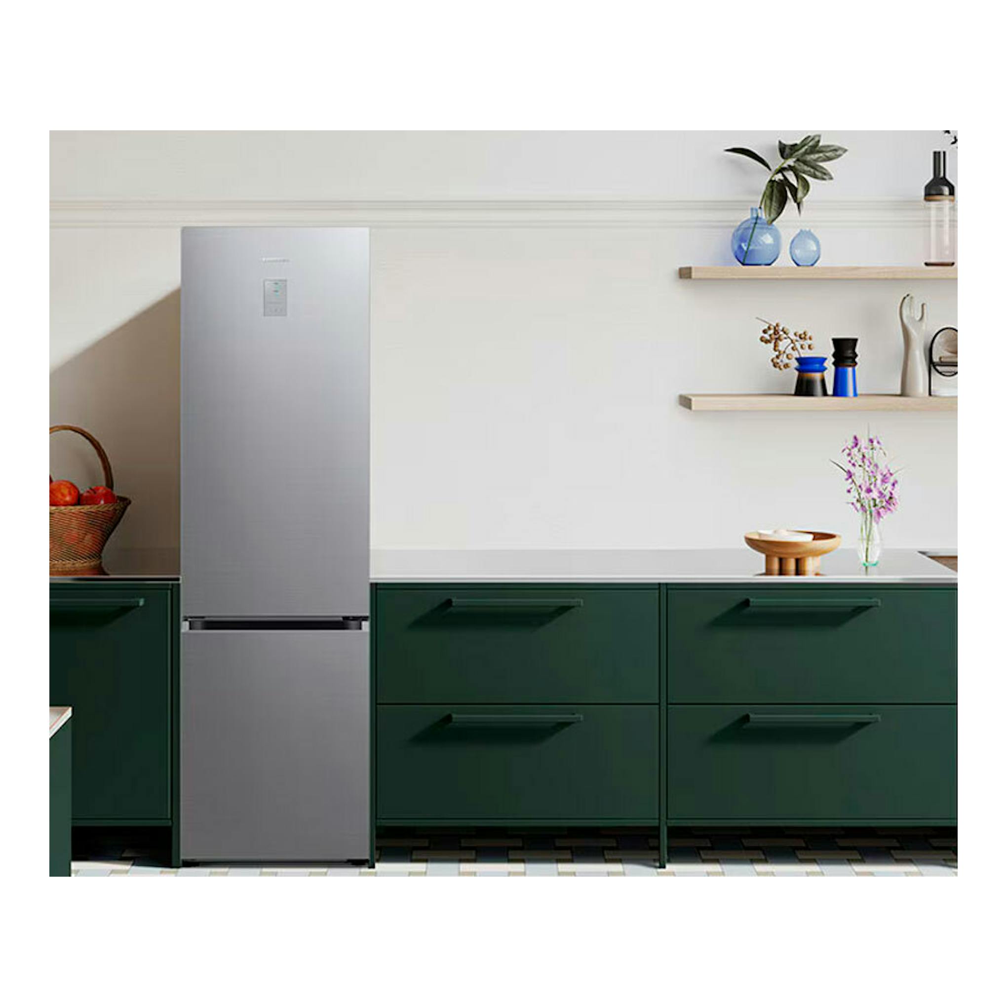 Frigorífico combi Samsung RB38C776ASR/EF inox, vista frontal en una cocina con muebles verdes.