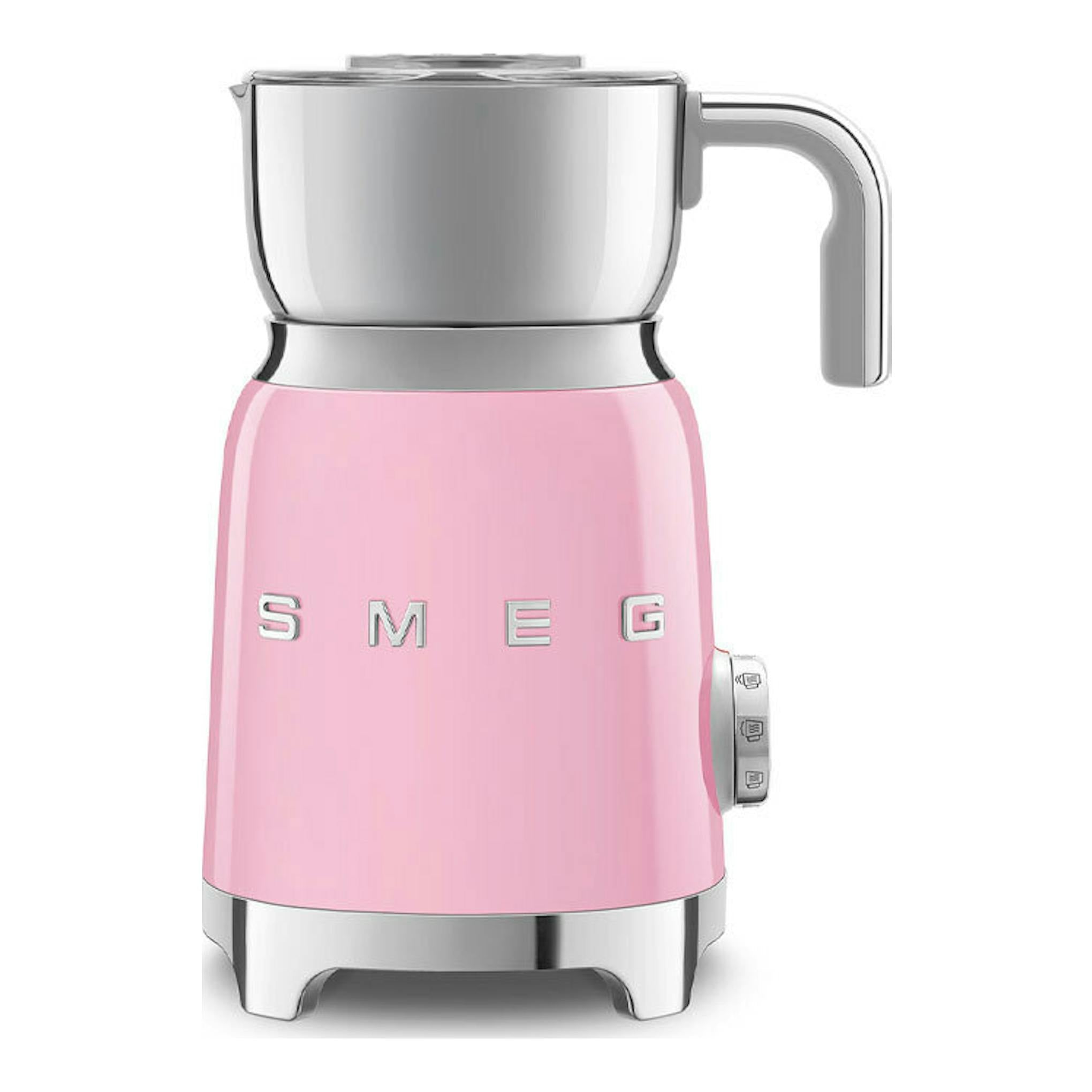 Espumador de leche Smeg MFF11PKEU rosa con jarra de acero inoxidable, vista frontal.