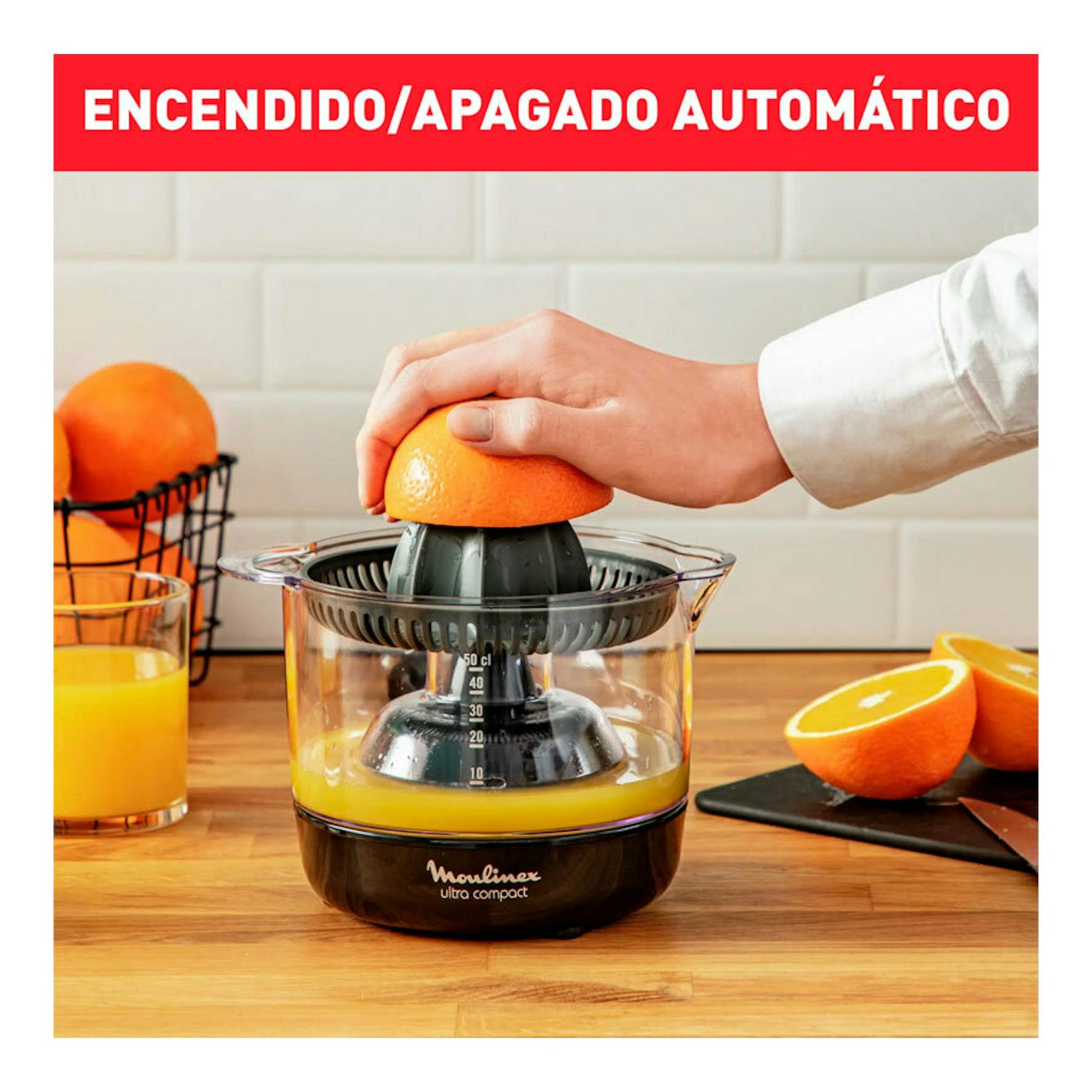 Exprimidor Moulinex PC120870 negro y transparente, vista frontal, con una mano exprimiendo una naranja.