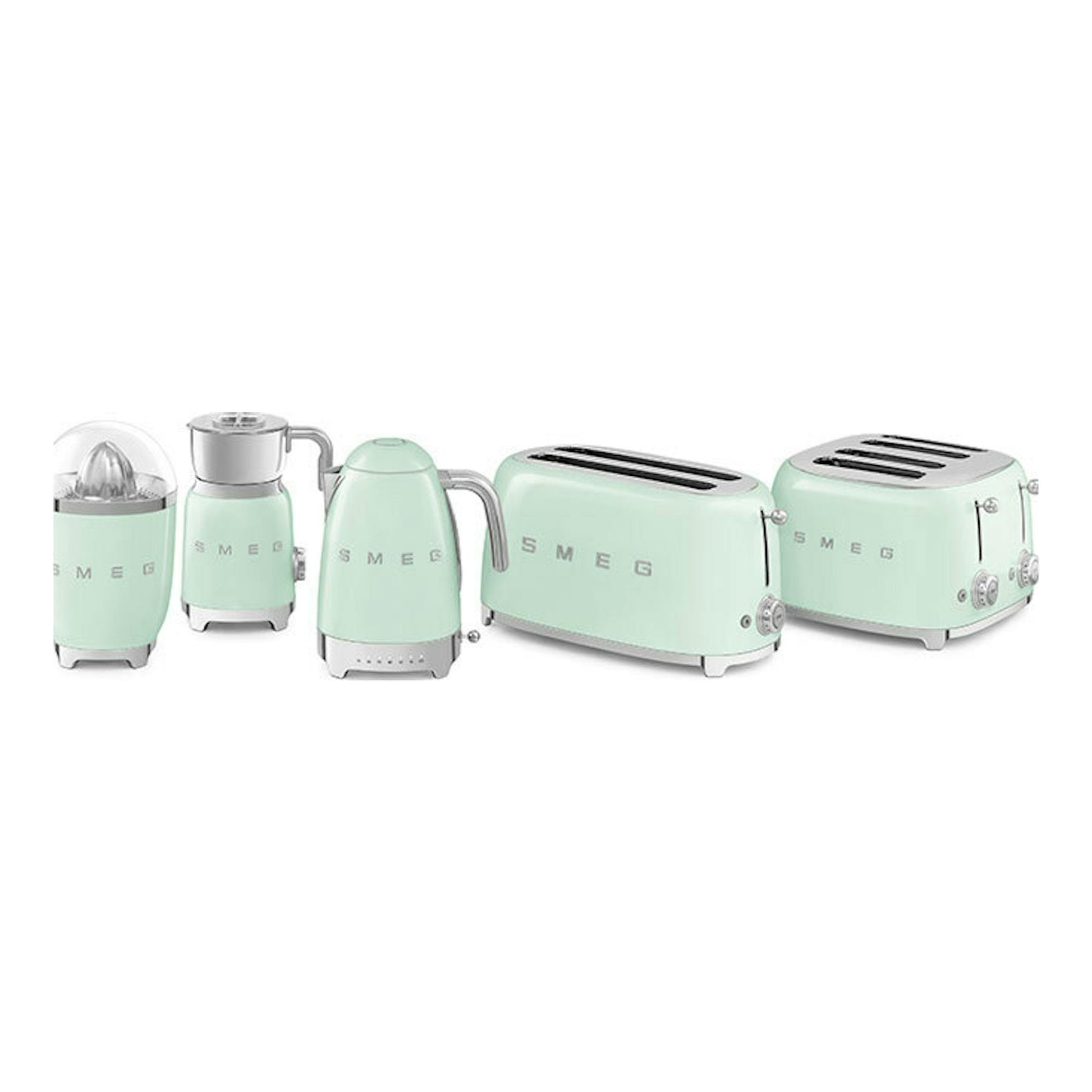 Exprimidor Smeg CJF11PGEU verde menta, vista frontal, junto a tostadora y hervidor Smeg.
