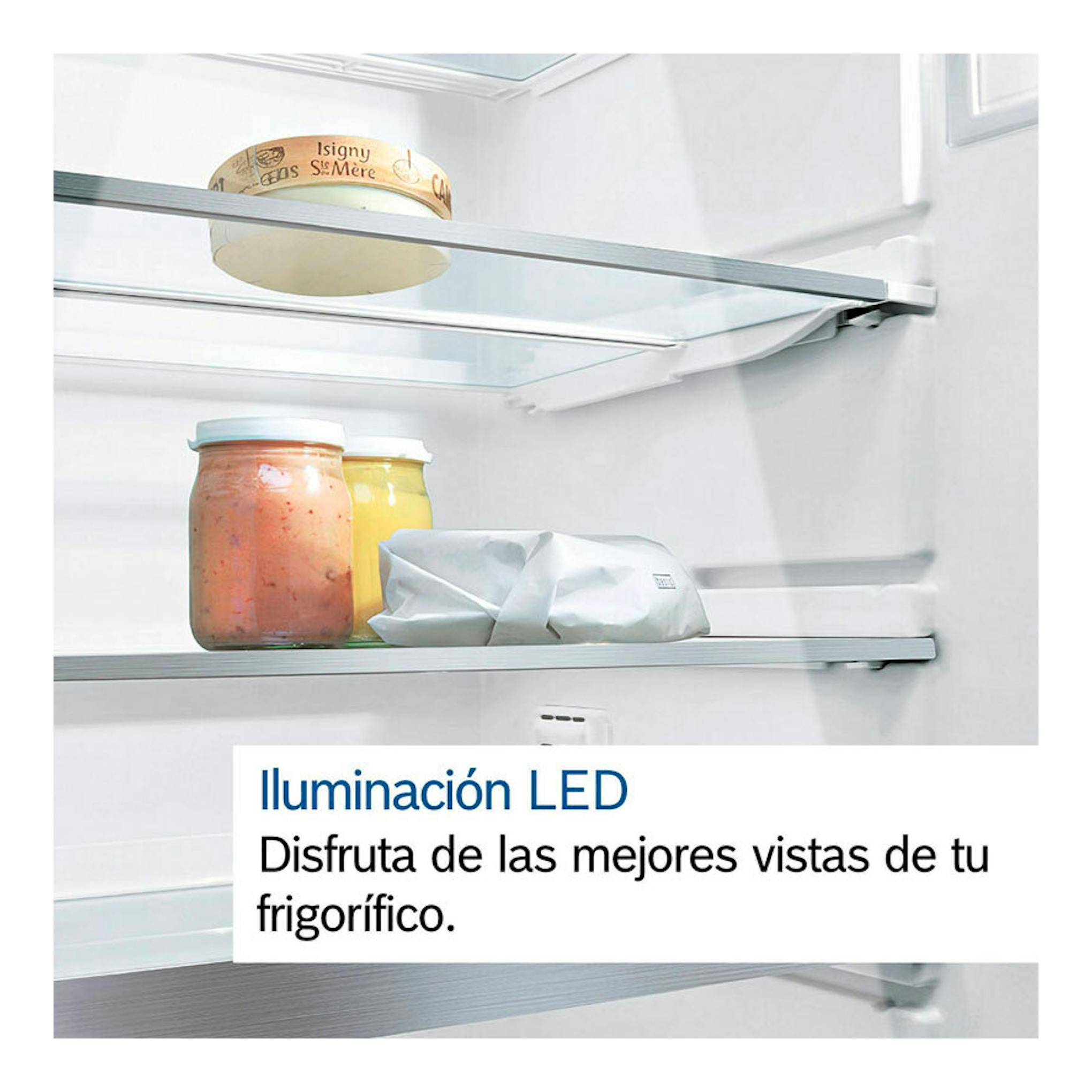 Vista interior de frigorífico Bosch KGN39VWEB blanco, con estantes de vidrio e iluminación LED.