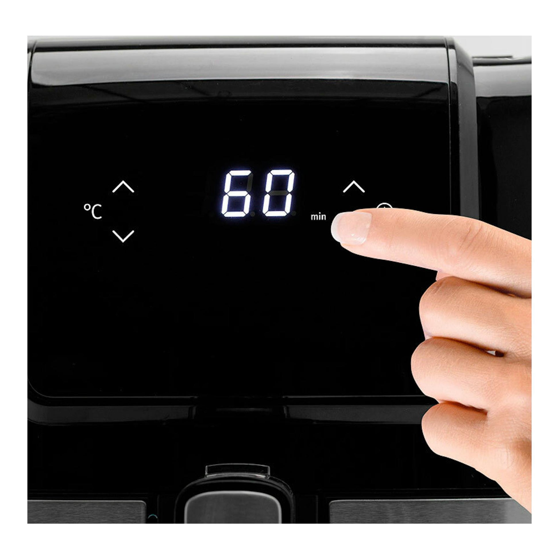 Primer plano del panel negro de la freidora de aire Hisense H06AFBS1S3, con pantalla LED y una mano tocando.
