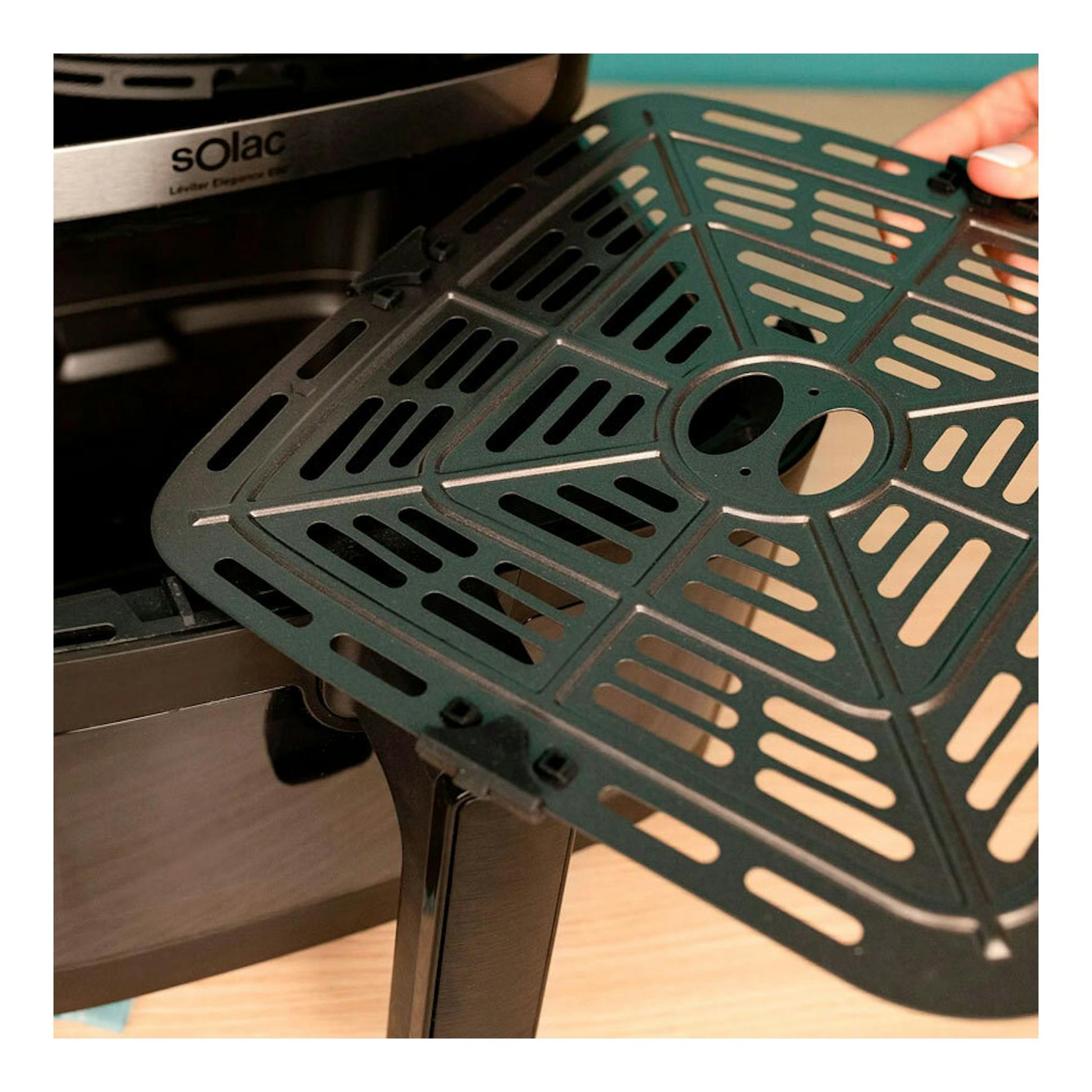 Freidora de aire Solac Leviter Elegance E80, primer plano de la cesta con rejilla negra extraída.