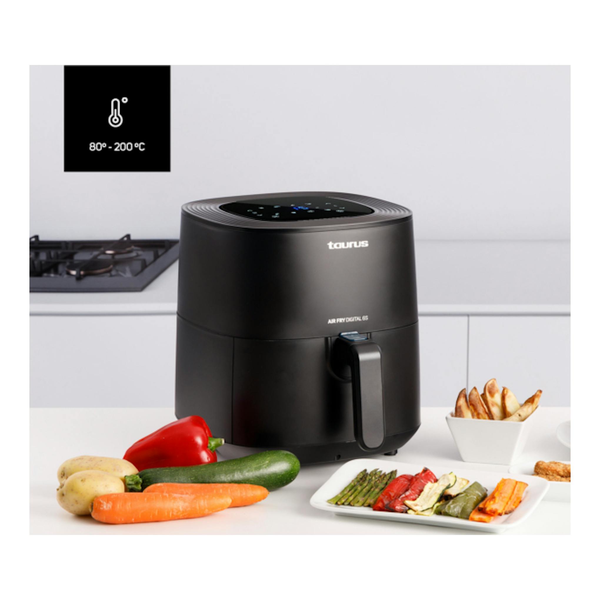 Freidora de aire Taurus Air Fry Digital 6S negra, vista frontal con panel táctil en una cocina.