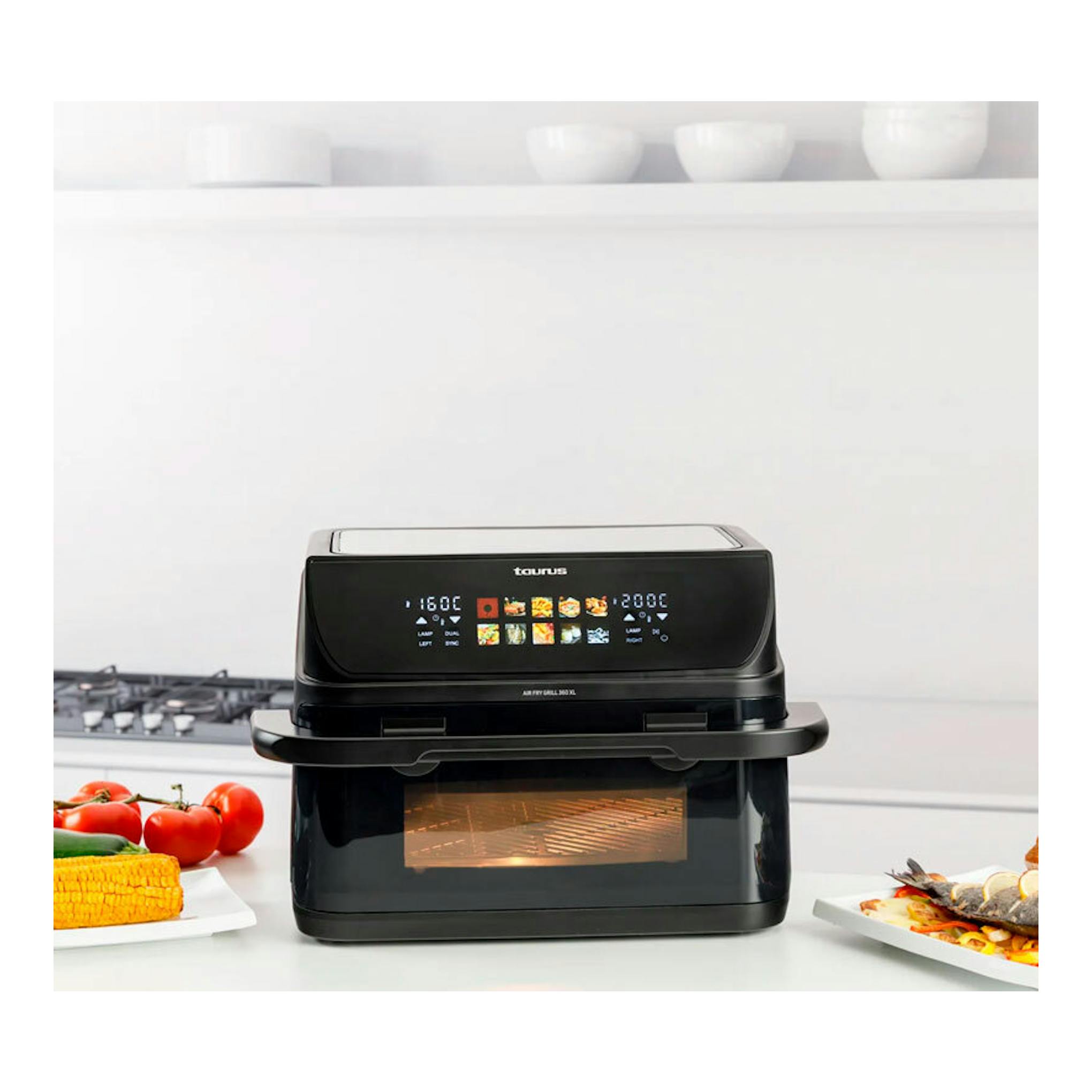 Freidora de aire Taurus Air Fry Grill 360 XL negra, vista frontal sobre encimera, panel digital iluminado.