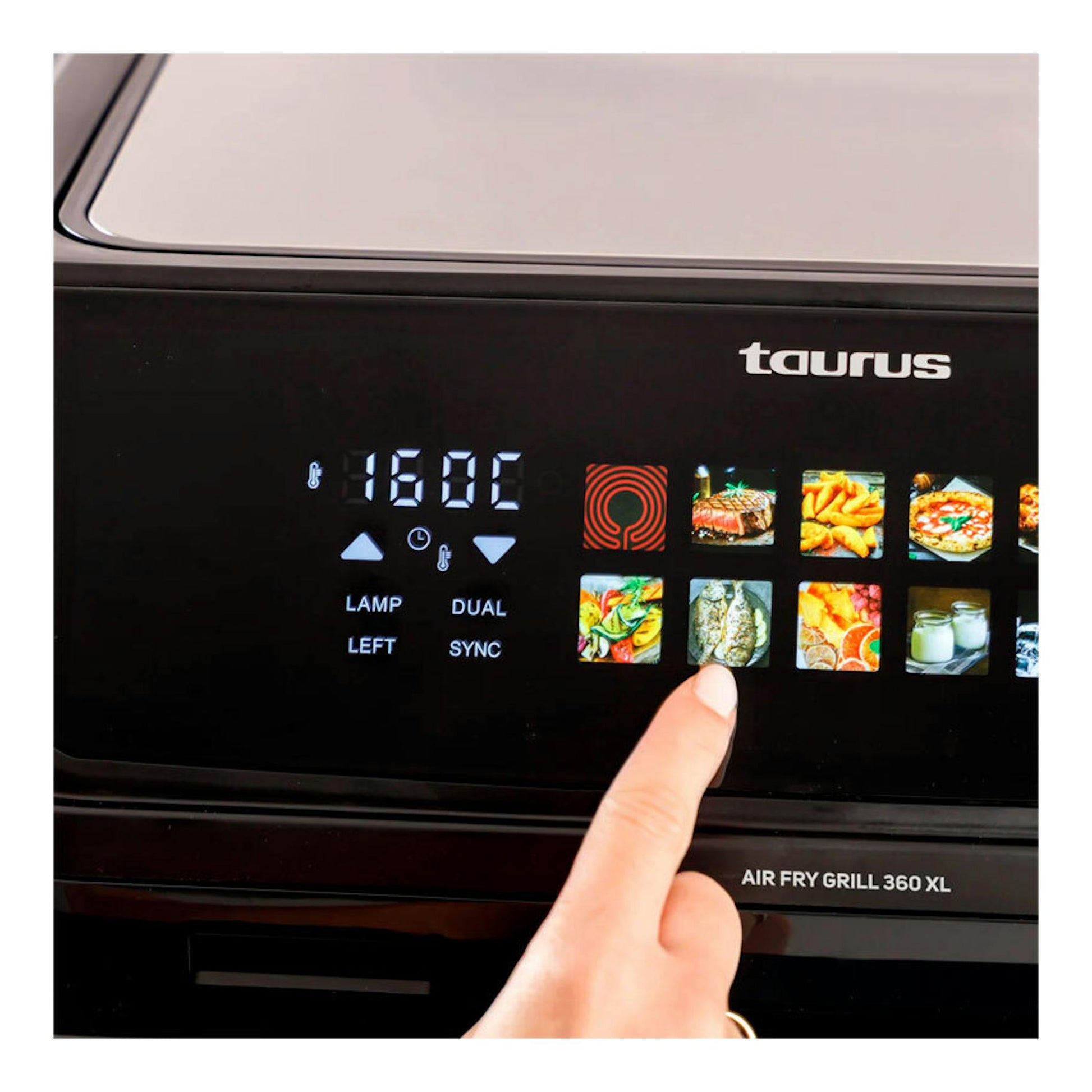Freidora de aire Taurus Air Fry Grill 360 XL negra, vista frontal, panel táctil con dedo seleccionando un programa.