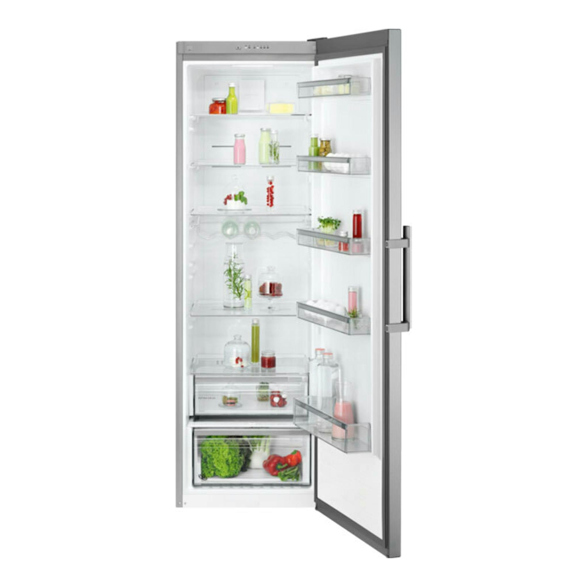 Frigorífico AEG ORK7M391EX inox, vista frontal en ángulo, puerta abierta, interior con baldas y cajones.