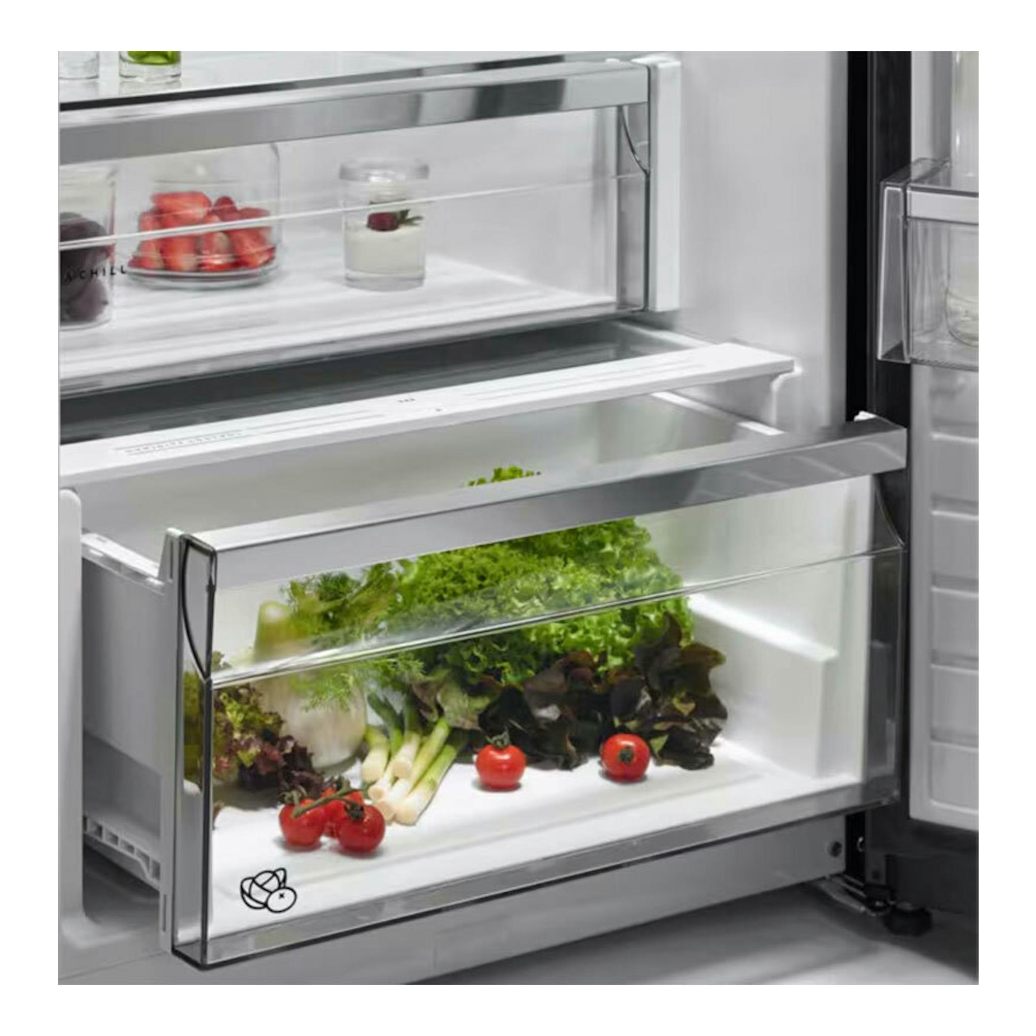 Frigorífico AEG ORK7M391EX inox, abierto, con cajones transparentes y alimentos en el interior.
